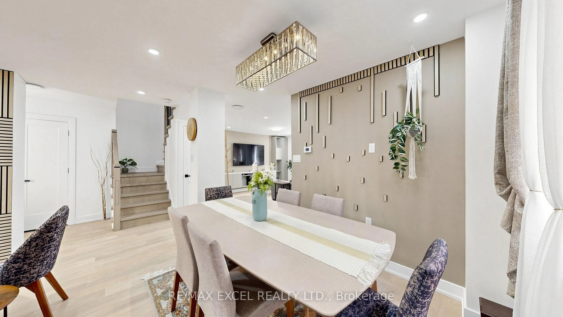 Photo 8 of 46 Venice Crescent, Vaughan, Beverley Glen — HOMEH