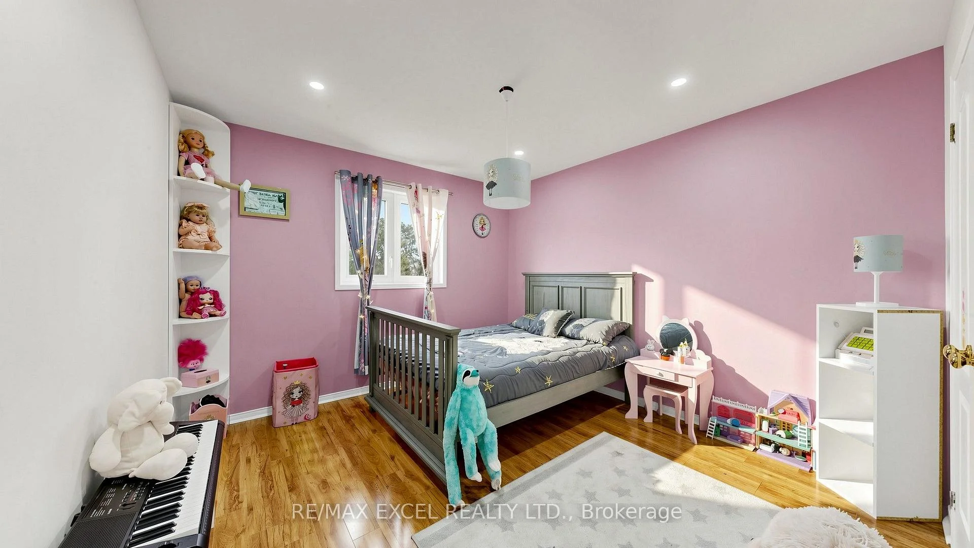 Photo 25 of 46 Venice Crescent, Vaughan, Beverley Glen — HOMEH