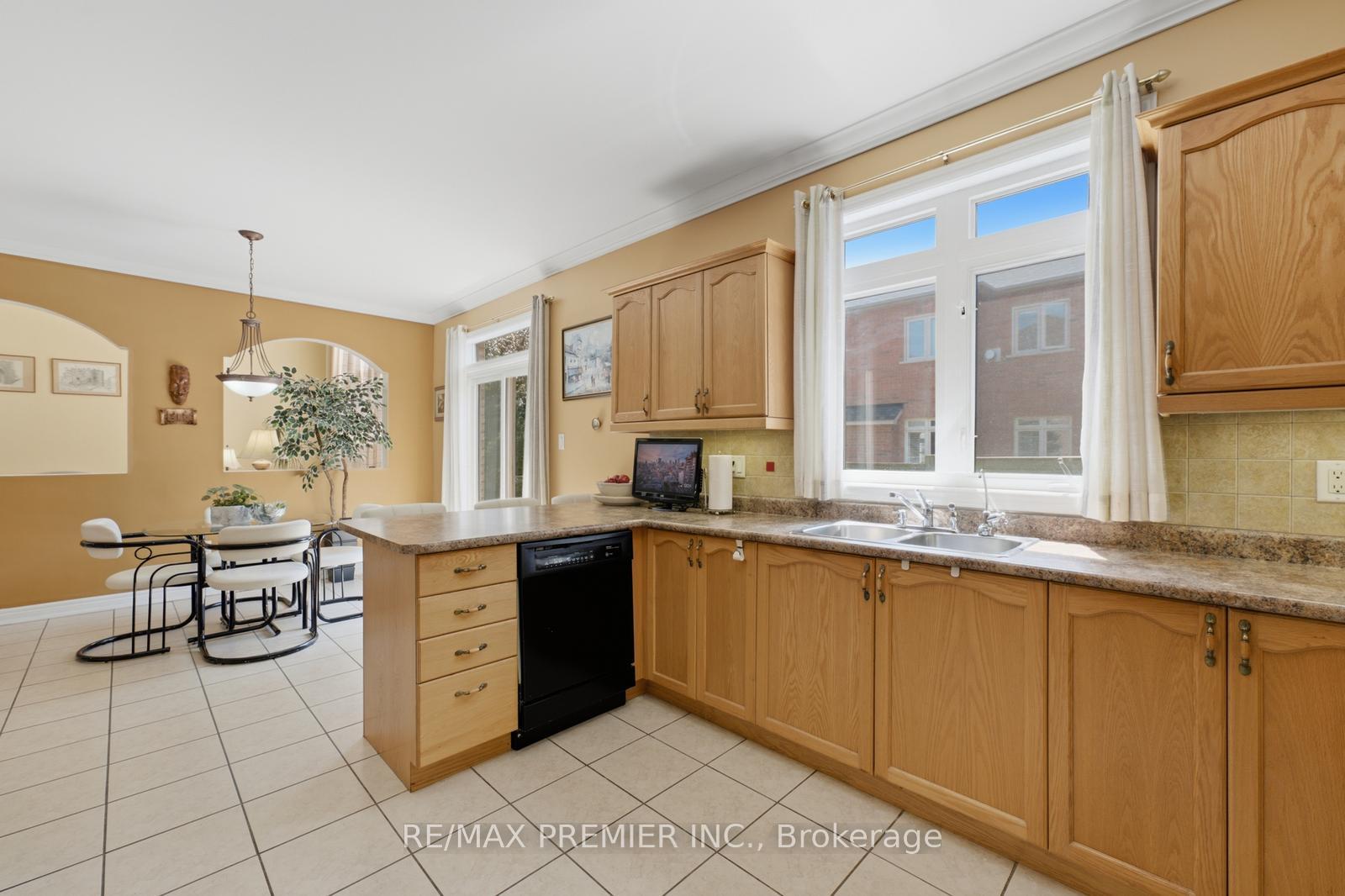 Photo 15 of 63 Summeridge Drive, Vaughan, Patterson — HOMEH