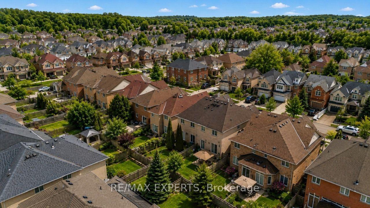 Photo 4 of 62 Colonial Crescent, Richmond Hill, Oak Ridges Lake Wilcox — HOMEH