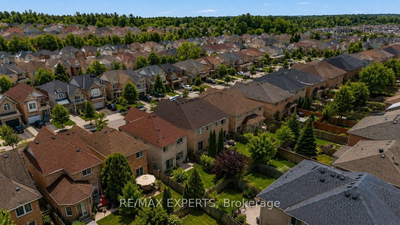 Photo 5 of 62 Colonial Crescent, Richmond Hill, Oak Ridges Lake Wilcox — HOMEH