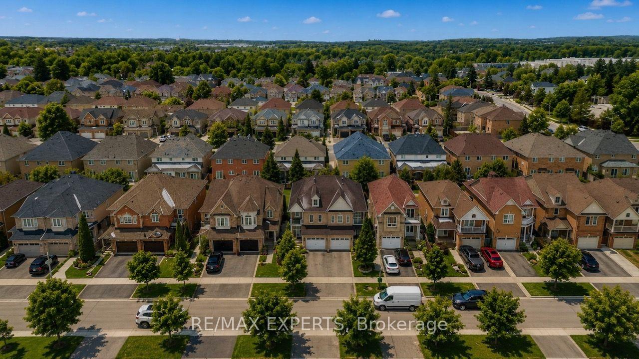 Photo 7 of 62 Colonial Crescent, Richmond Hill, Oak Ridges Lake Wilcox — HOMEH