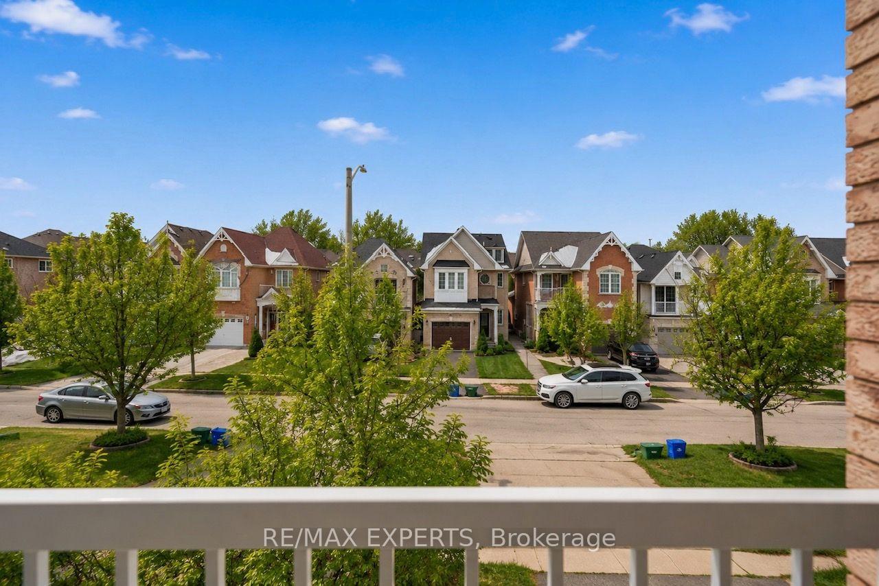 Photo 12 of 62 Colonial Crescent, Richmond Hill, Oak Ridges Lake Wilcox — HOMEH