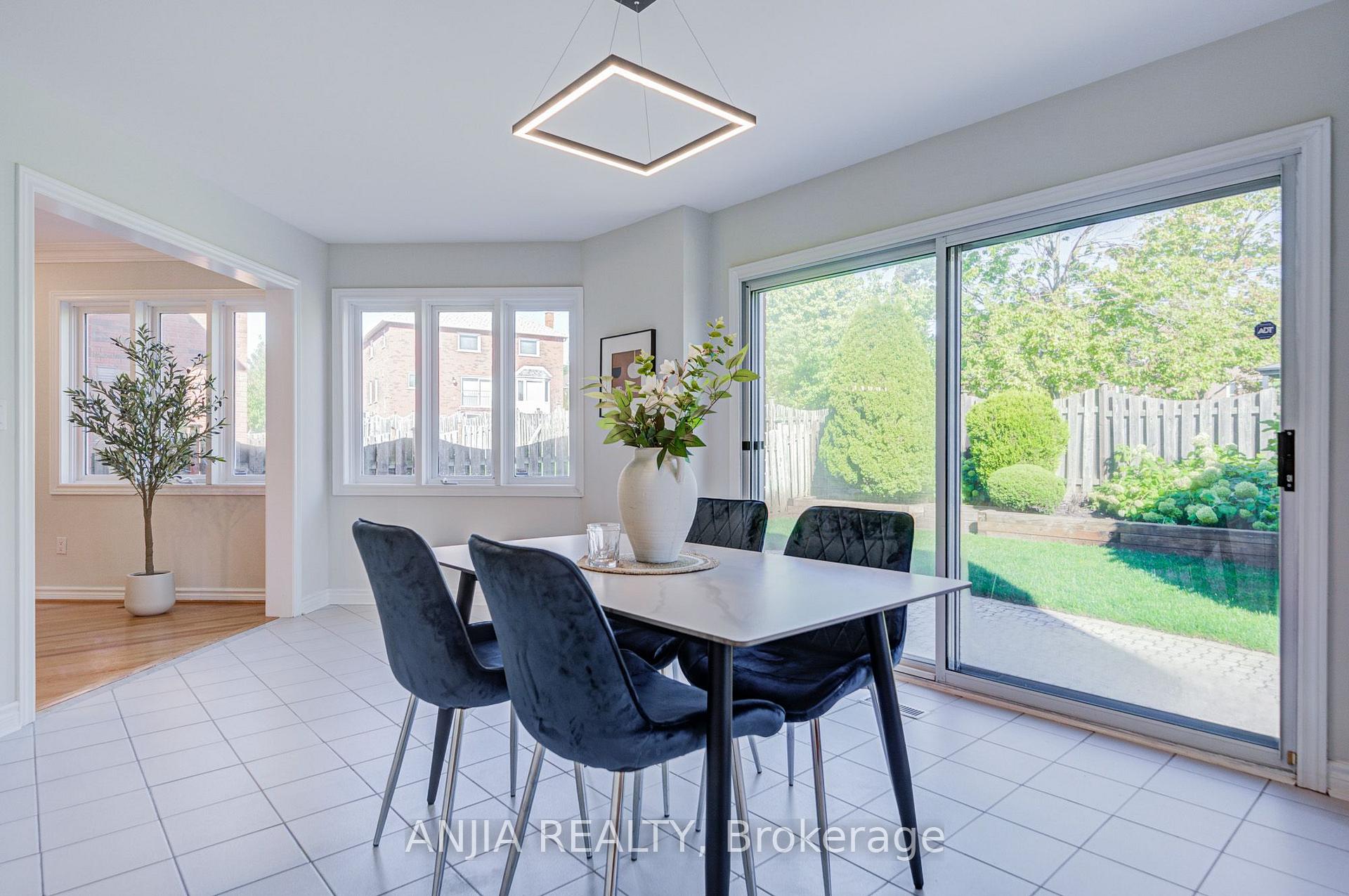 Photo 12 of 32 Turnberry Crescent, Markham, Unionville — HOMEH