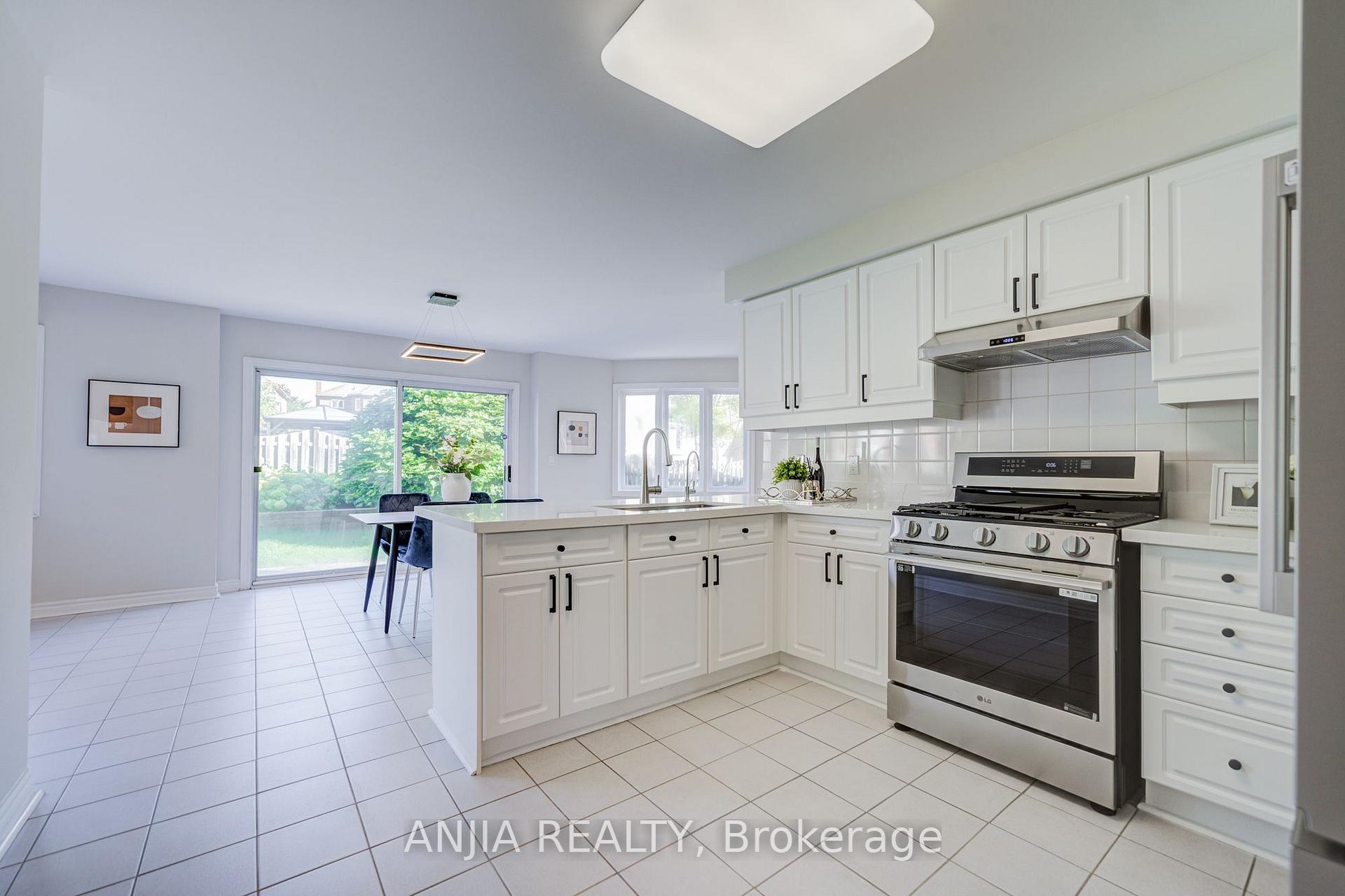 Photo 15 of 32 Turnberry Crescent, Markham, Unionville — HOMEH
