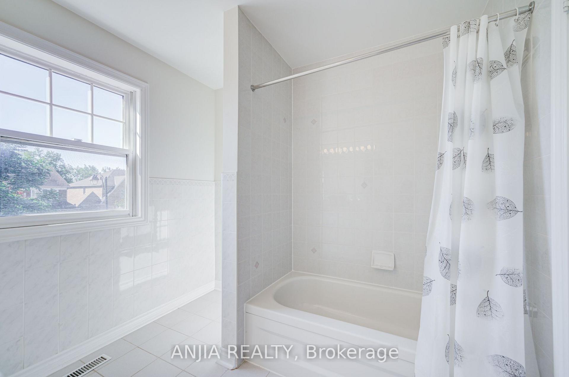 Photo 35 of 32 Turnberry Crescent, Markham, Unionville — HOMEH