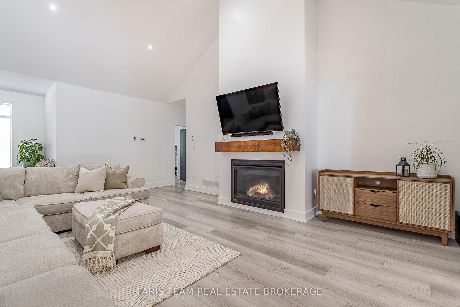 Photo 12 of 50 Beaufort Crescent, Tiny, Rural Tiny — HOMEH