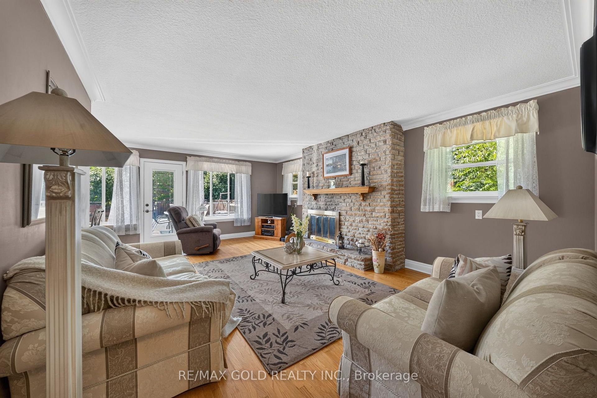 Photo 4 of 29 Treleaven Drive, Brampton, Brampton South — HOMEH
