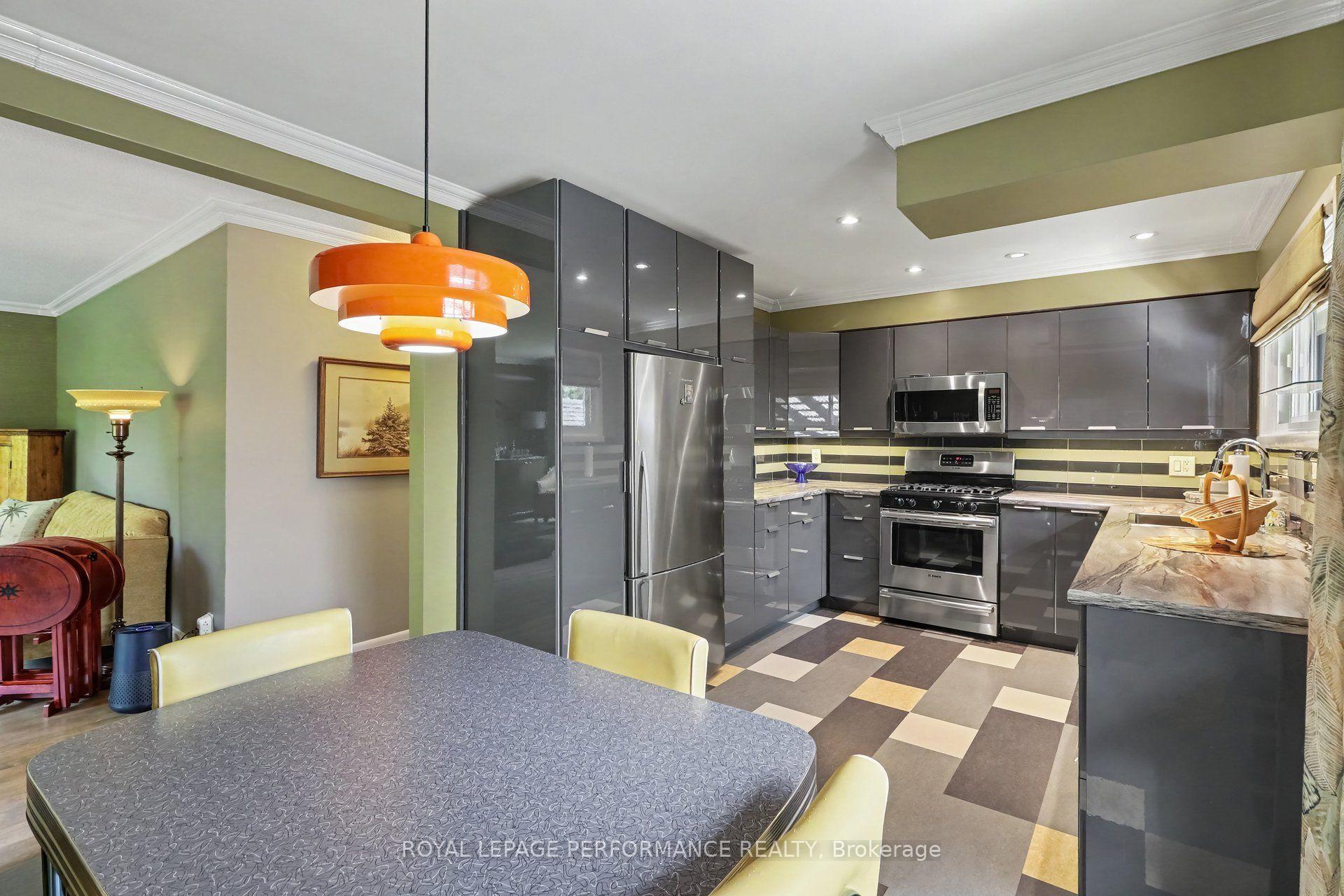 Photo 10 of 1147 Parkway Drive, Ottawa, Parkway Park — HOMEH
