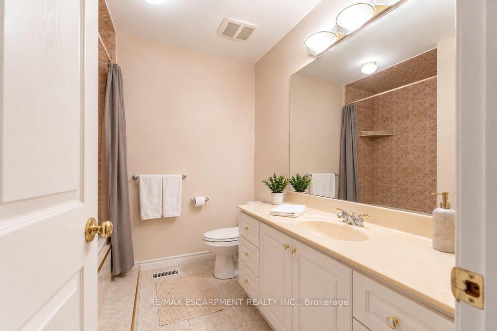 Photo 20 of 33 Maryvale Avenue, Hamilton, Dundas — HOMEH