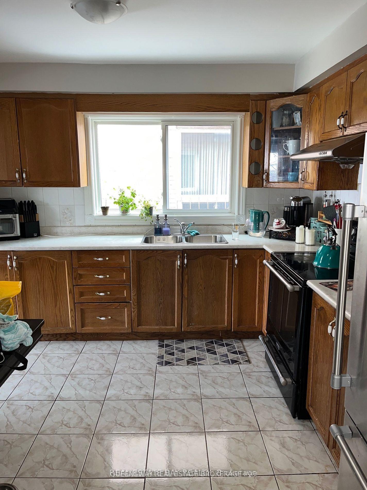 Photo 3 of 64 Provence Trail, Etobicoke, West Humber-Clairville — HOMEH