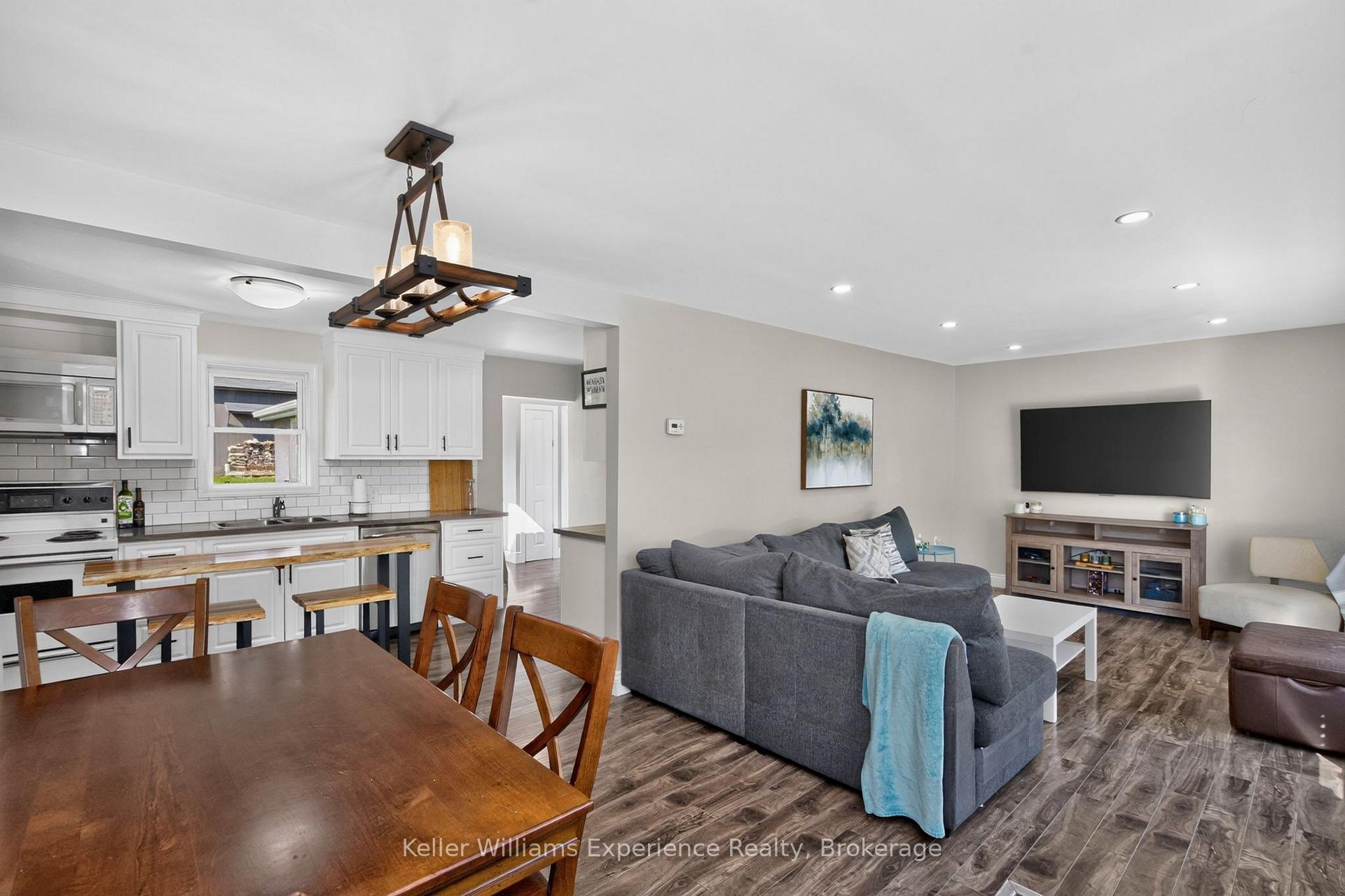 Photo 11 of 128 Ninth Street, Midland — HOMEH