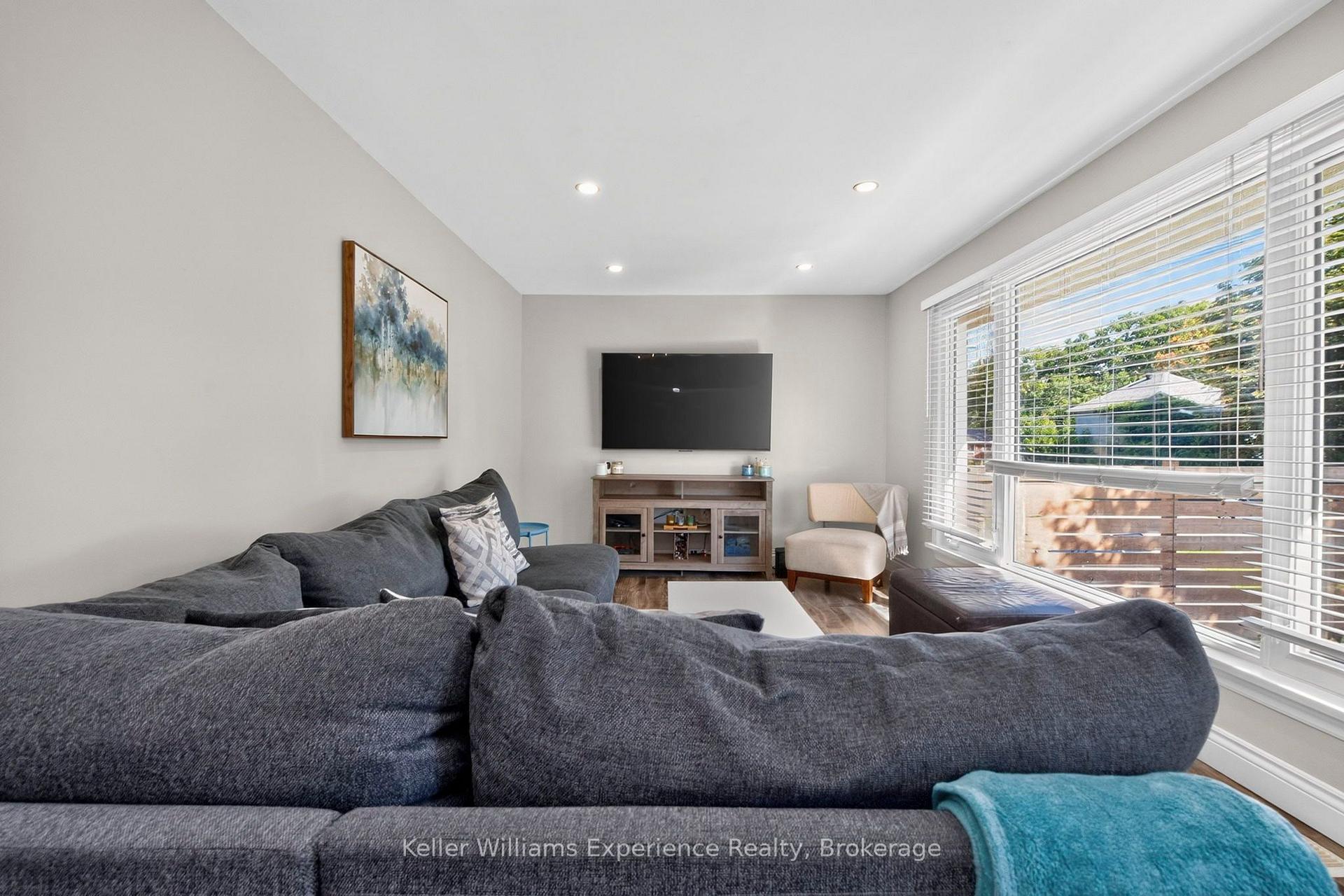 Photo 12 of 128 Ninth Street, Midland — HOMEH
