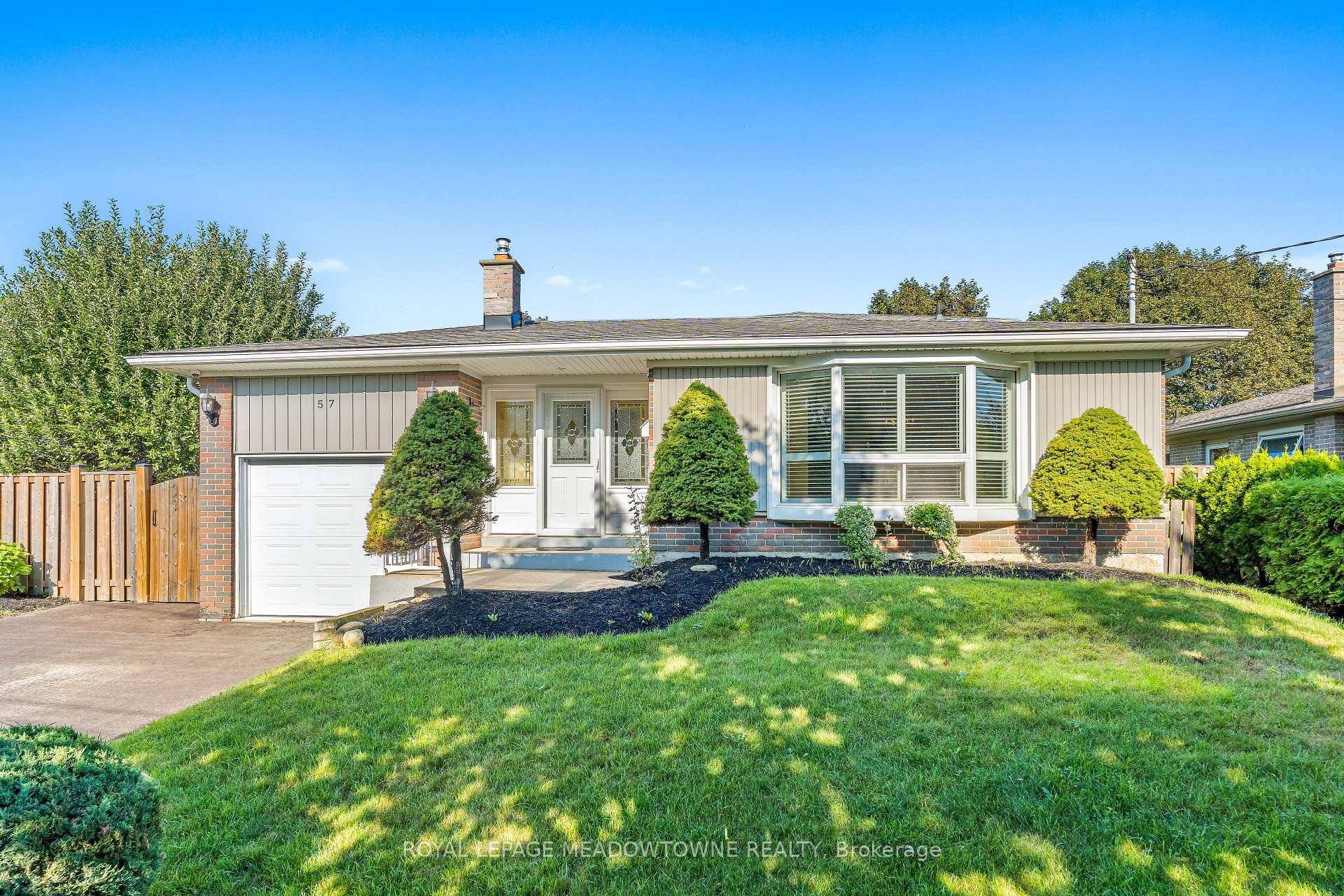 Photo 2 of 57 Dawson Crescent, Halton Hills, Georgetown — HOMEH