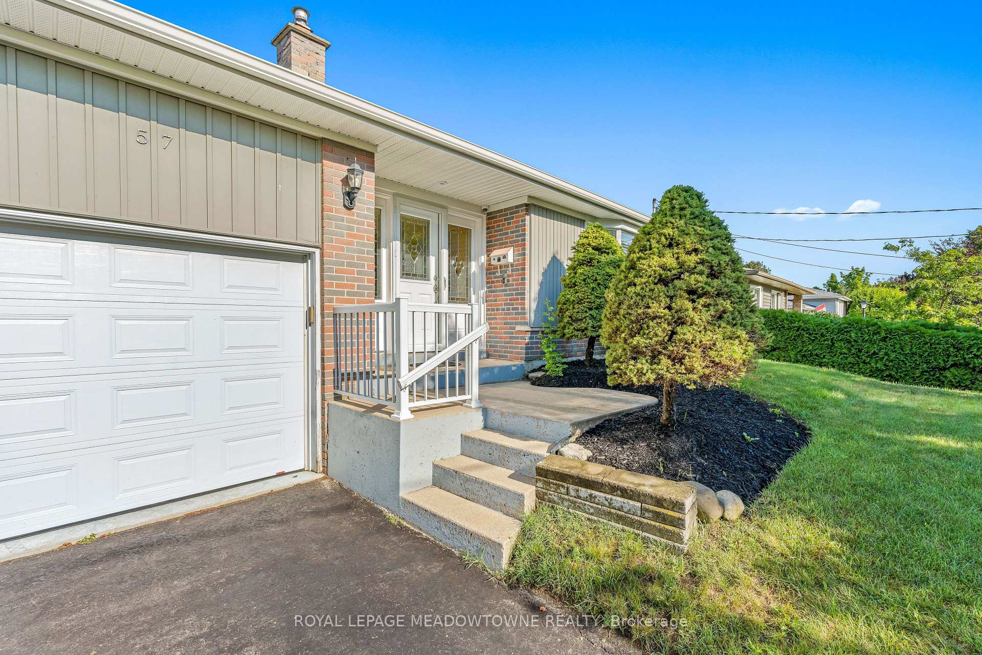 Photo 3 of 57 Dawson Crescent, Halton Hills, Georgetown — HOMEH