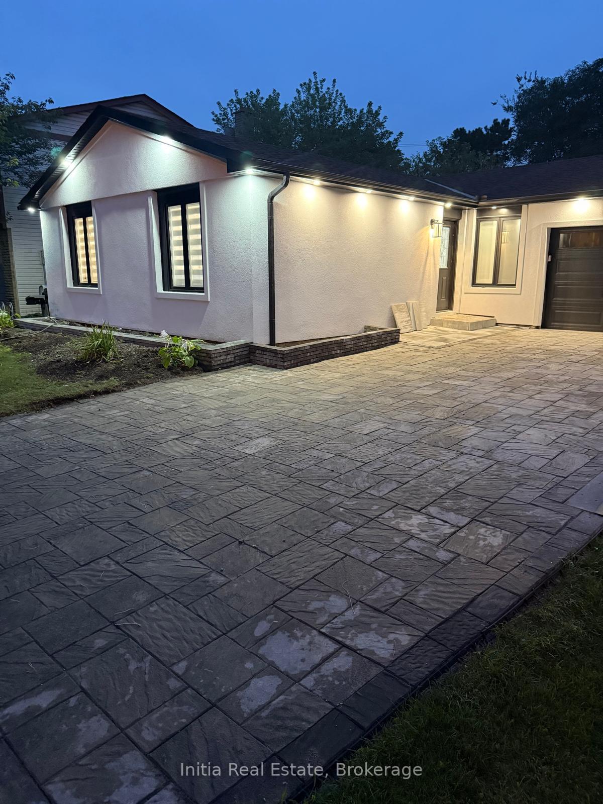 Photo 2 of 622 Elliott Crescent, Milton, Dorset Park — HOMEH