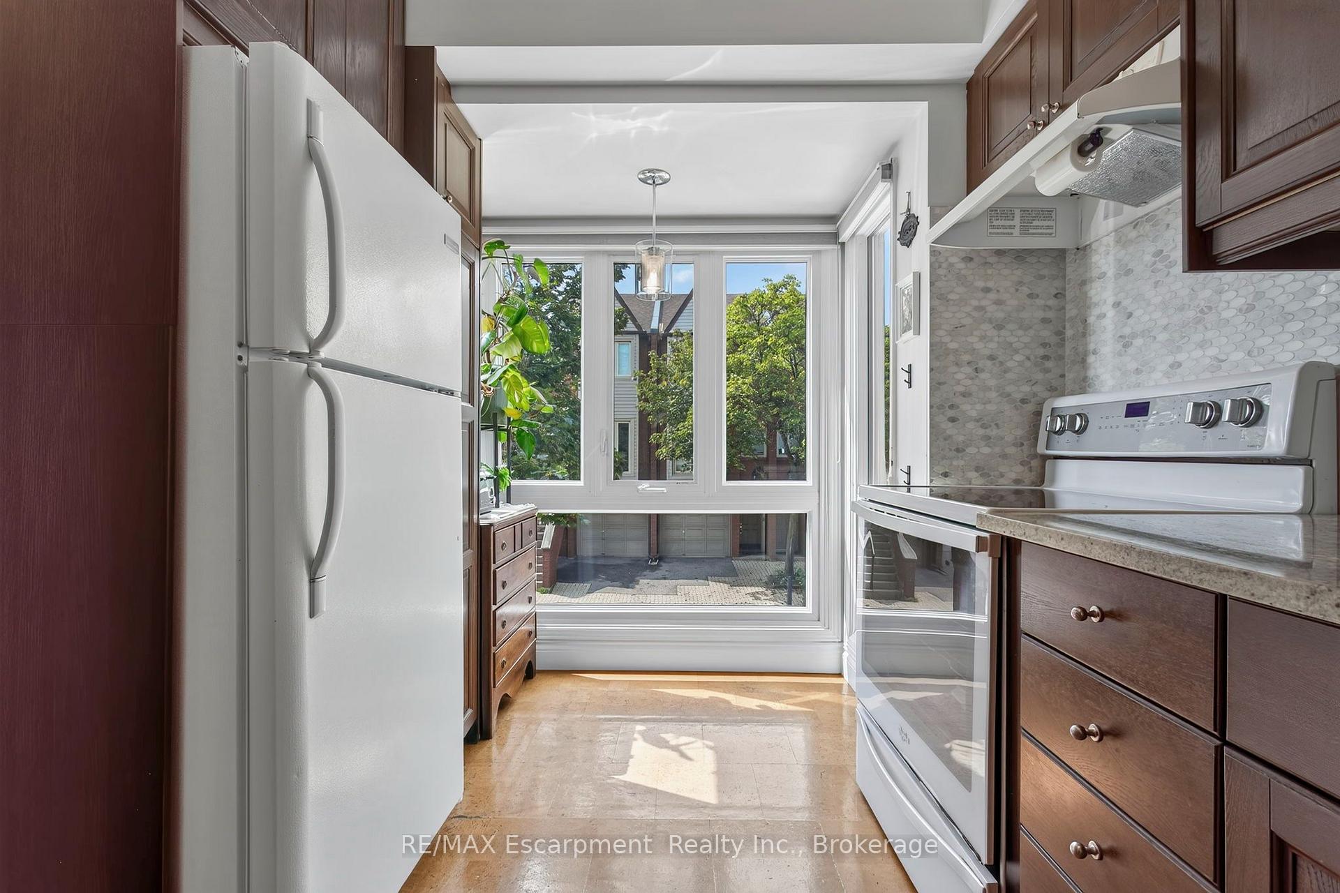 Photo 7 of Unit 425, 895 Maple Avenue, Burlington, Brant — HOMEH