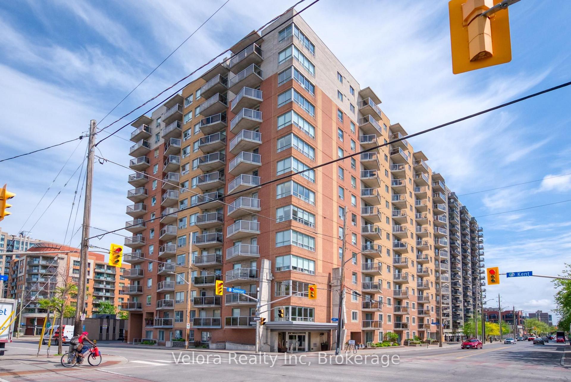 Front of Unit 414, 429 Somerset Street W