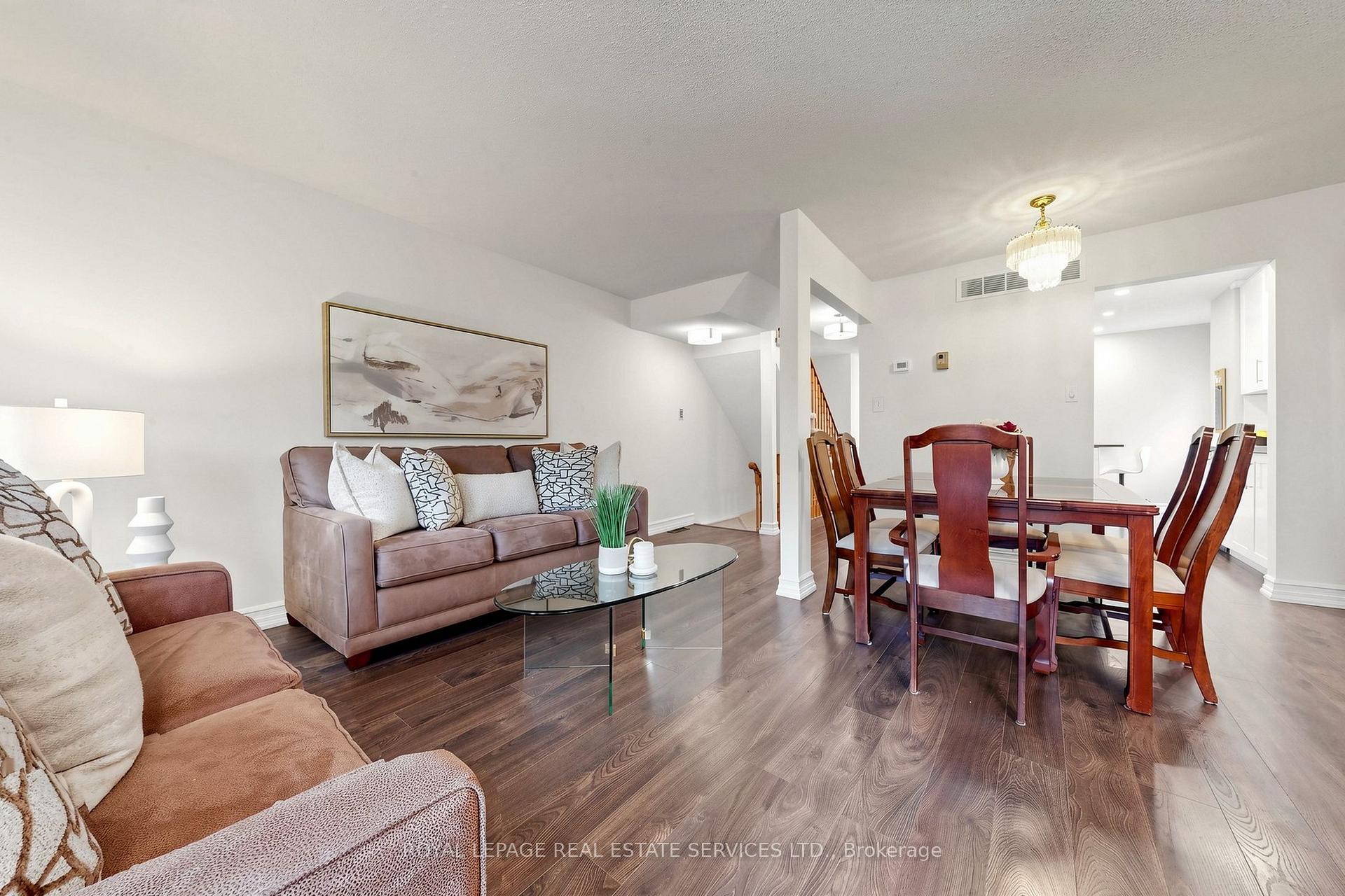 Photo 5 of 150 Tamarack Drive, Markham, Aileen-Willowbrook — HOMEH