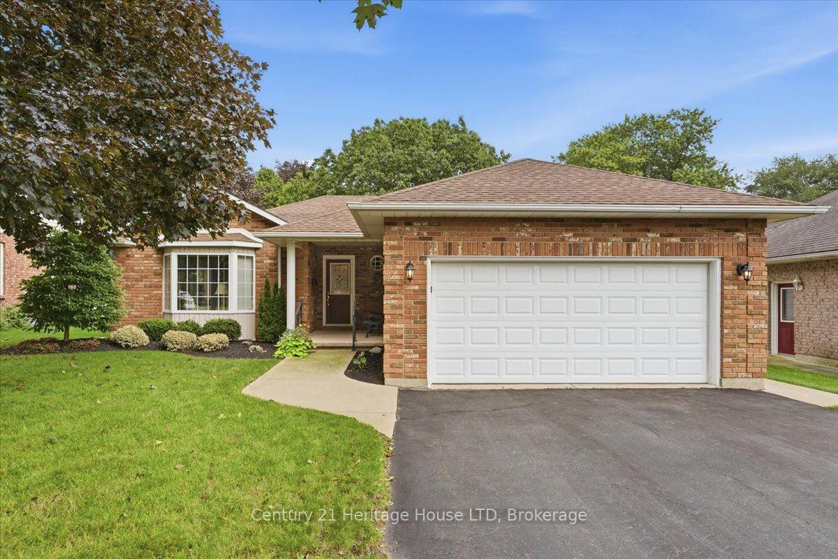 Photo 2 of 17 Oakridge Boulevard, Pelham, Fonthill — HOMEH