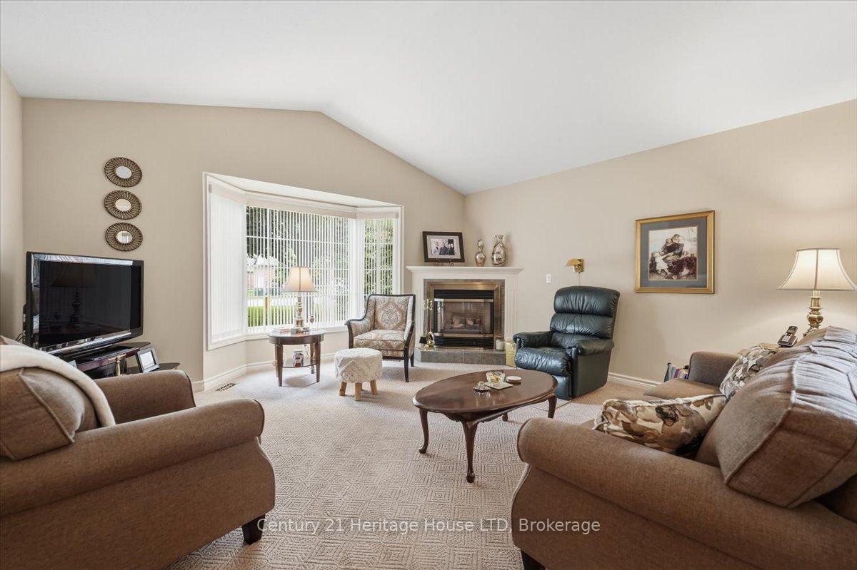 Photo 7 of 17 Oakridge Boulevard, Pelham, Fonthill — HOMEH