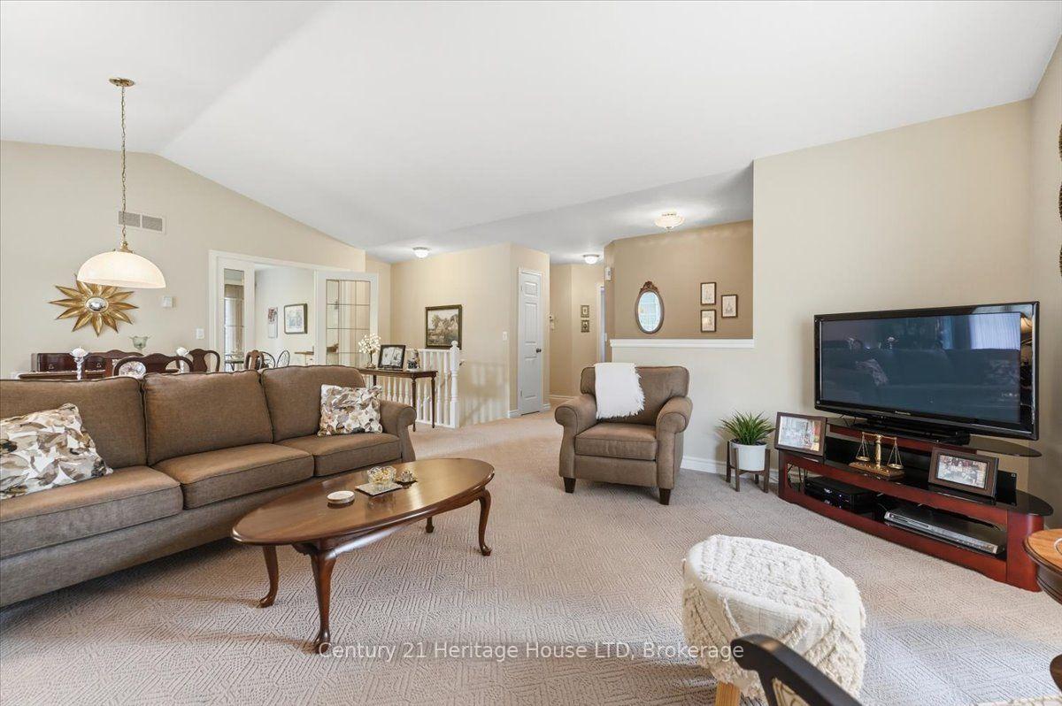 Photo 9 of 17 Oakridge Boulevard, Pelham, Fonthill — HOMEH