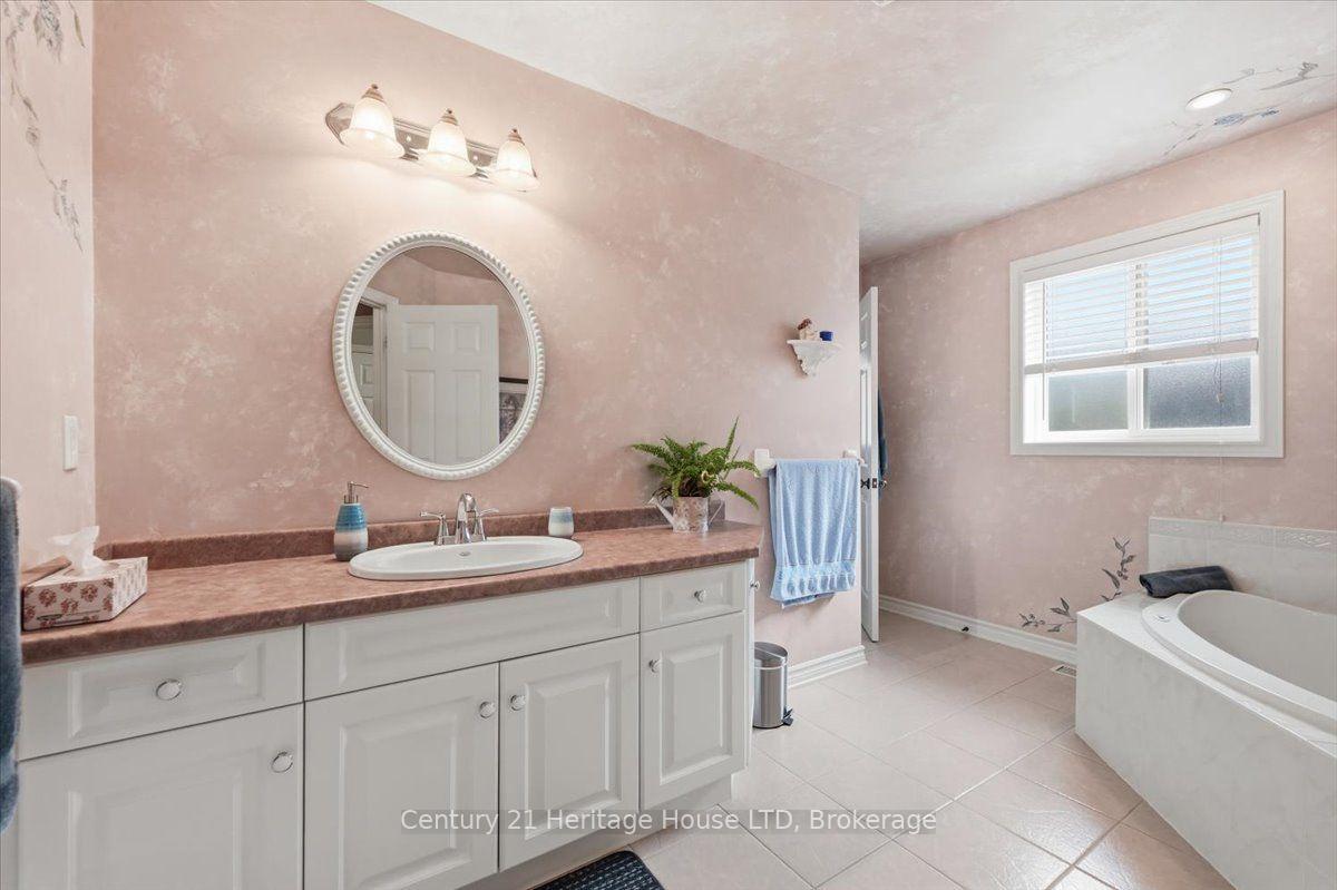 Photo 21 of 17 Oakridge Boulevard, Pelham, Fonthill — HOMEH
