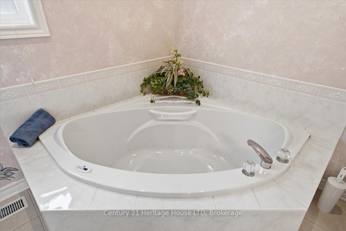 Photo 22 of 17 Oakridge Boulevard, Pelham, Fonthill — HOMEH
