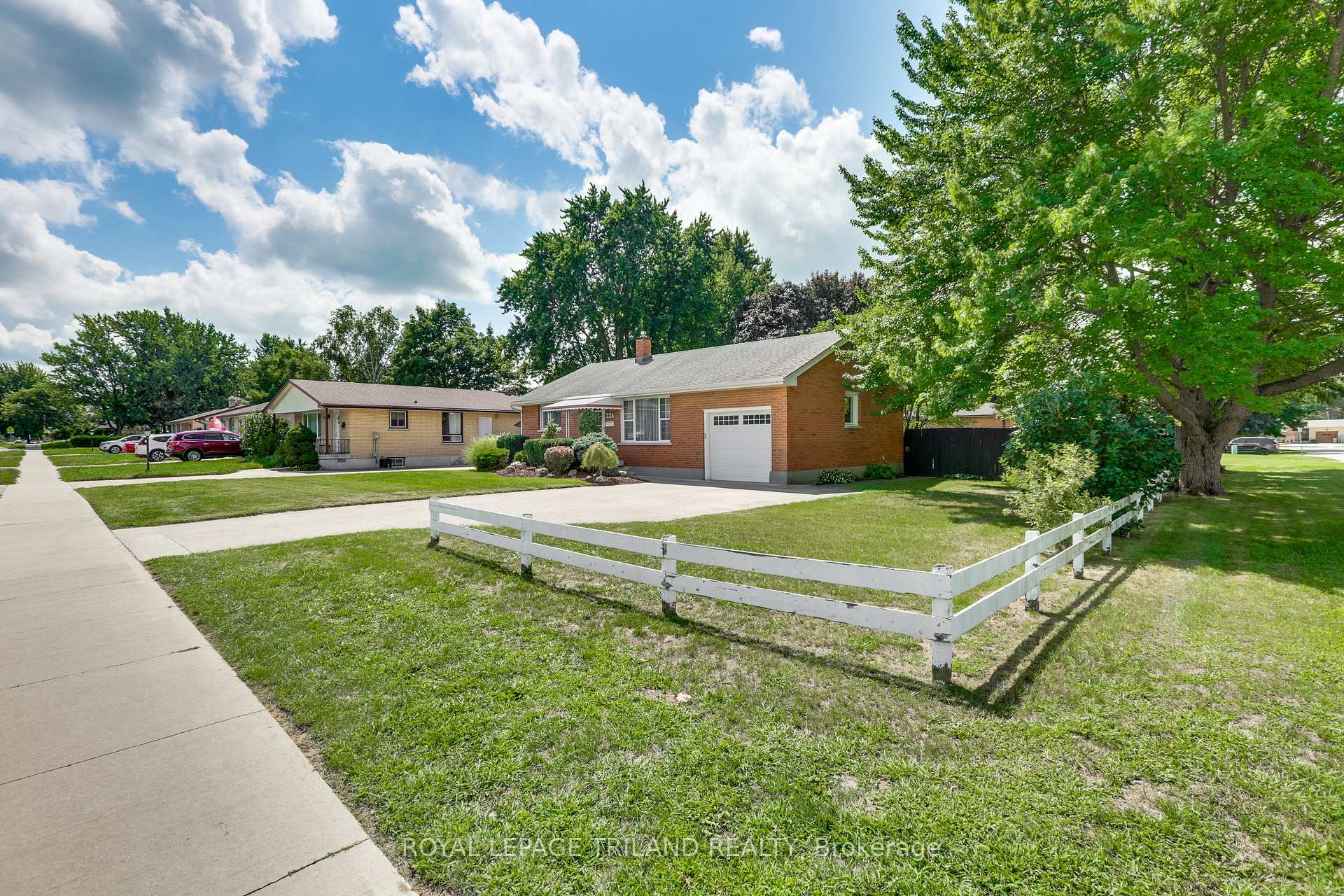Photo 3 of 224 McKellar Street, Strathroy-Caradoc, SW — HOMEH