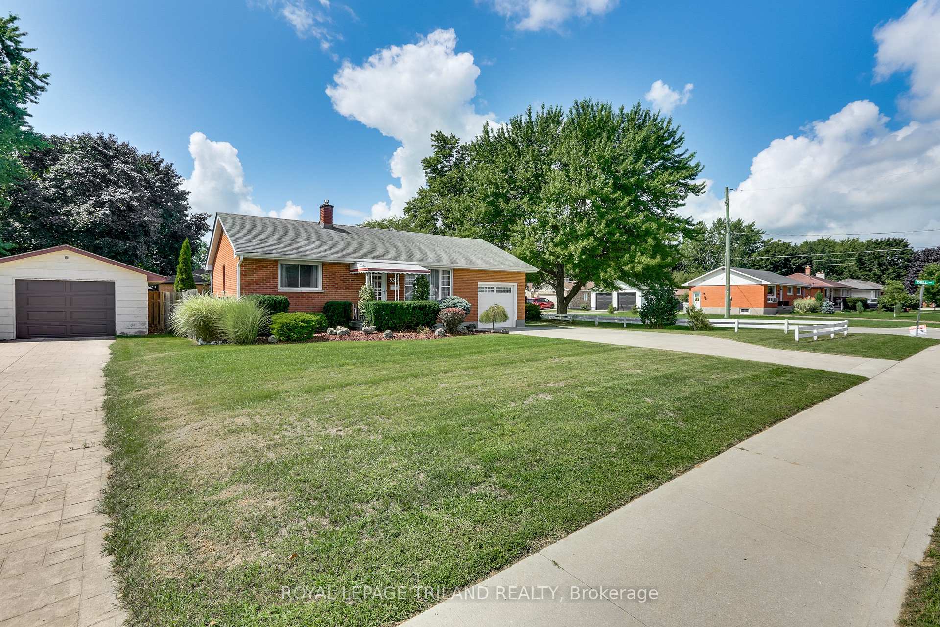 Photo 2 of 224 McKellar Street, Strathroy-Caradoc, SW — HOMEH