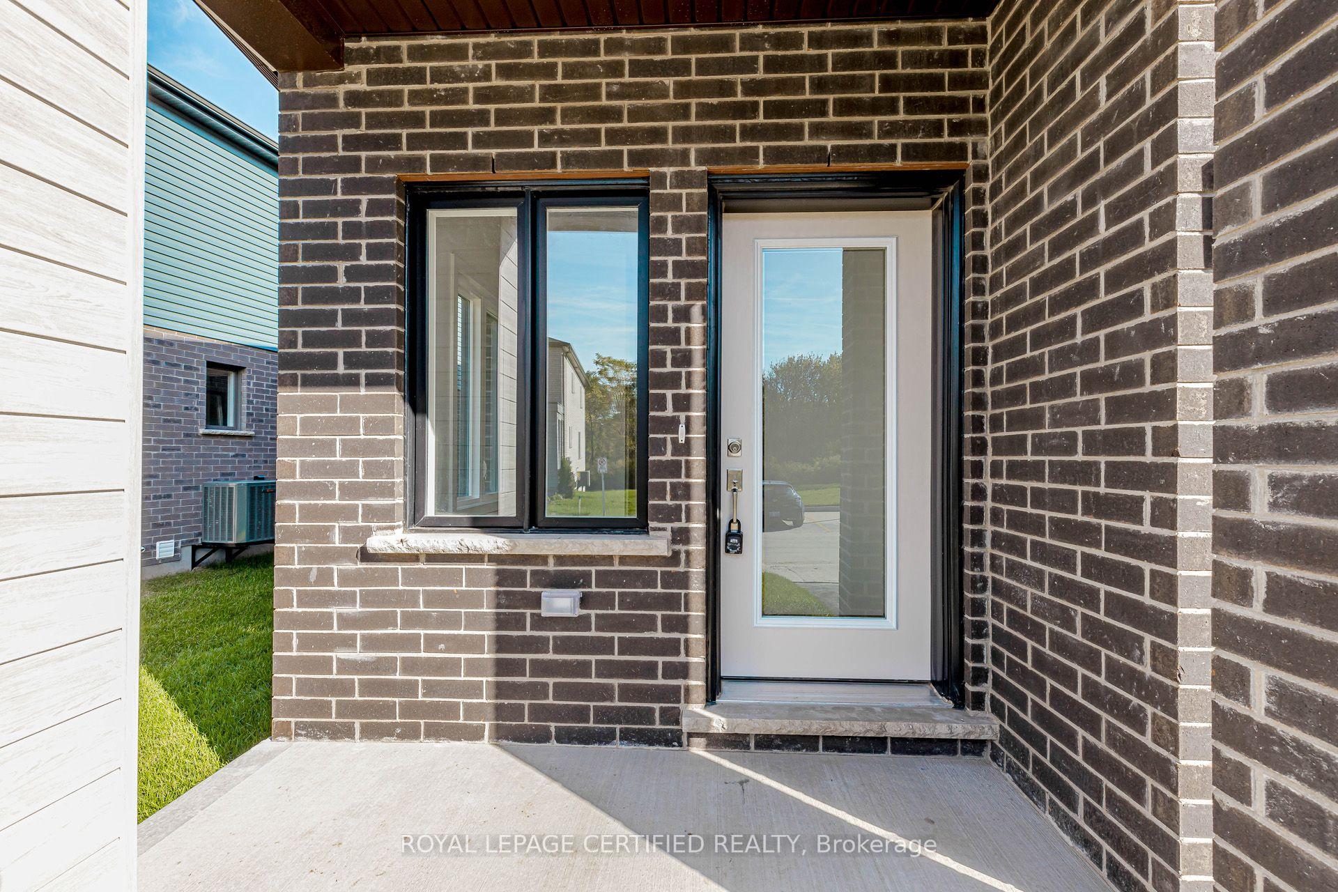 Photo 3 of 26 Oak Forest Common Crescent, Cambridge, Preston Heights — HOMEH