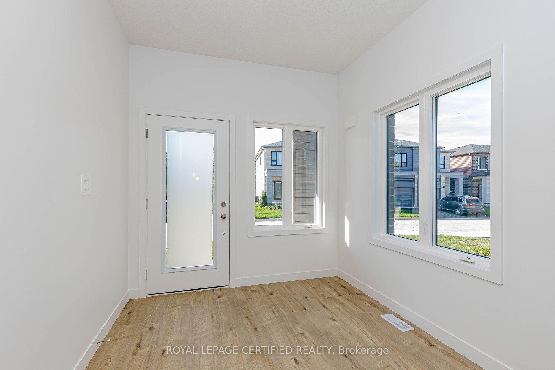 Photo 4 of 26 Oak Forest Common Crescent, Cambridge, Preston Heights — HOMEH