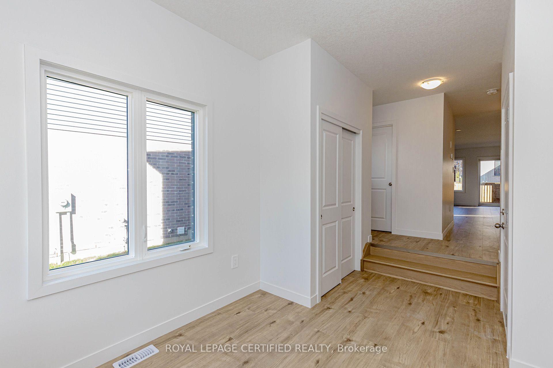 Photo 5 of 26 Oak Forest Common Crescent, Cambridge, Preston Heights — HOMEH