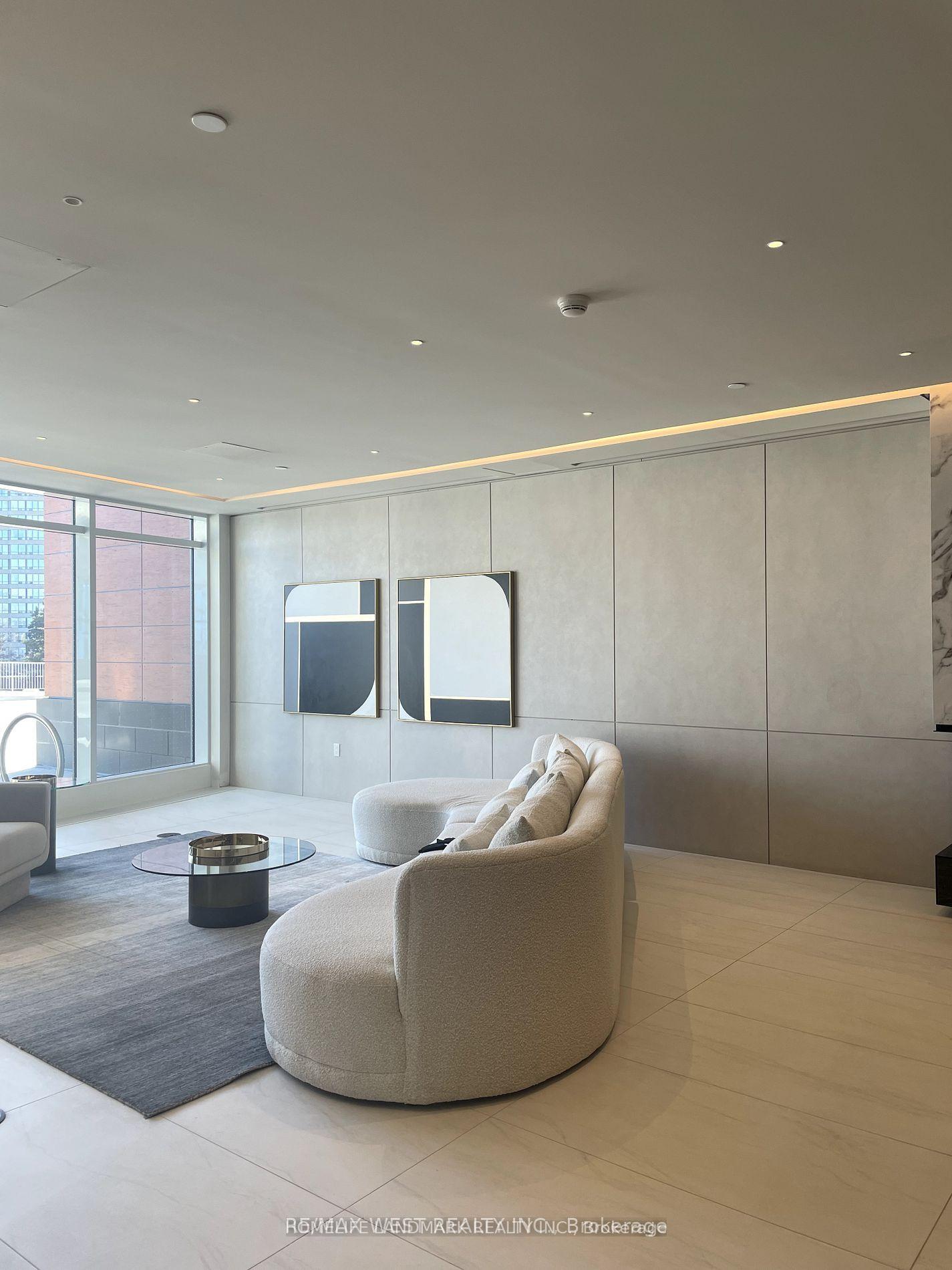 Photo 2 of 30 Upper Mall Way, Vaughan, Brownridge — HOMEH