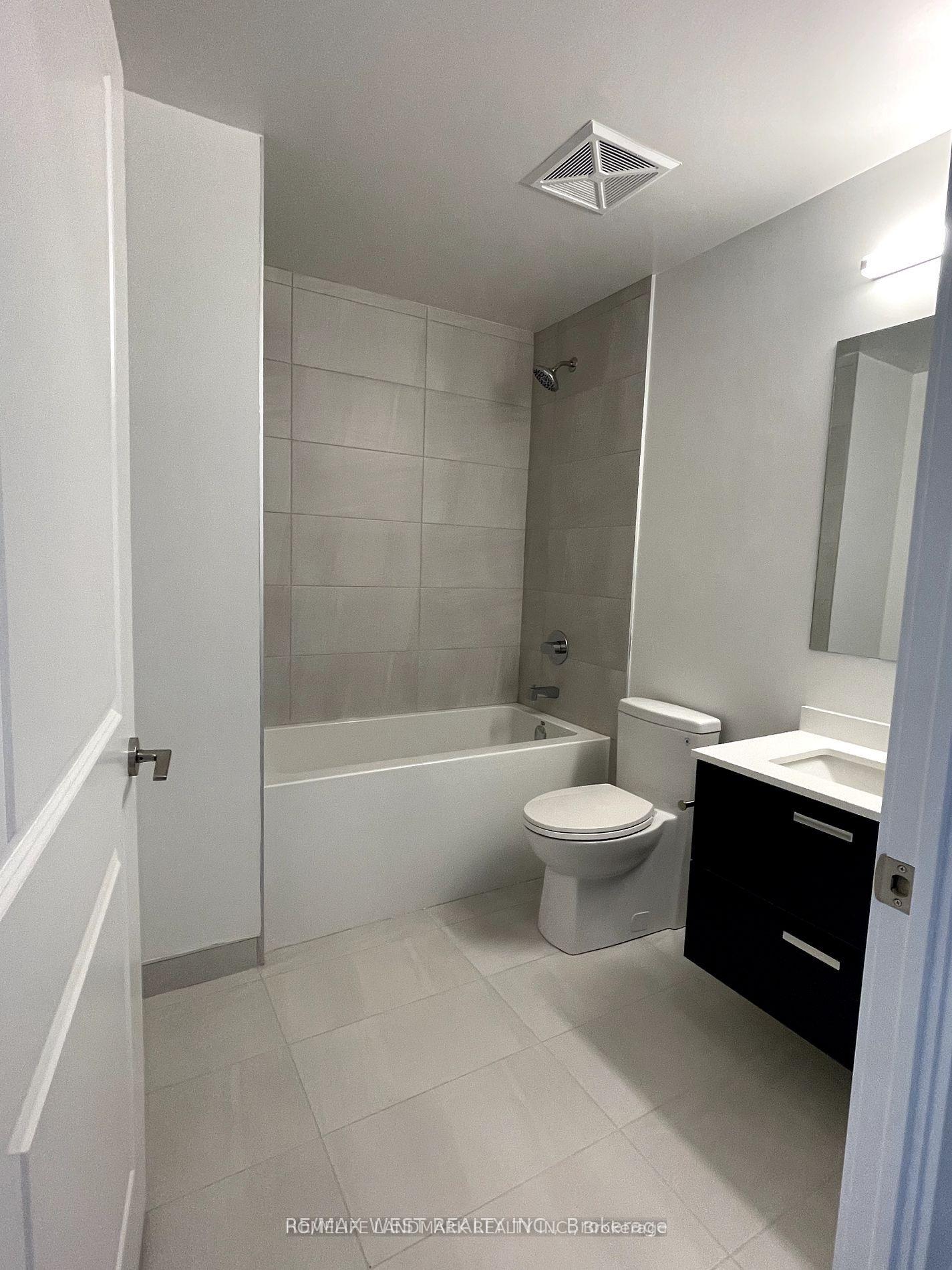 Photo 3 of 30 Upper Mall Way, Vaughan, Brownridge — HOMEH