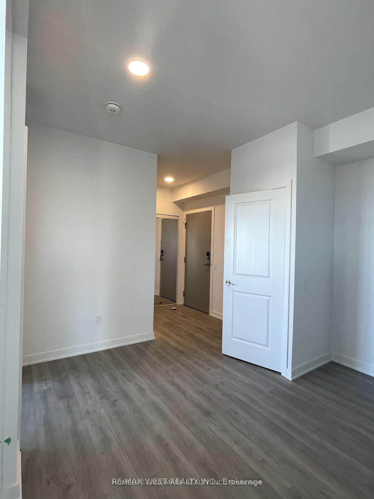 Photo 4 of 30 Upper Mall Way, Vaughan, Brownridge — HOMEH