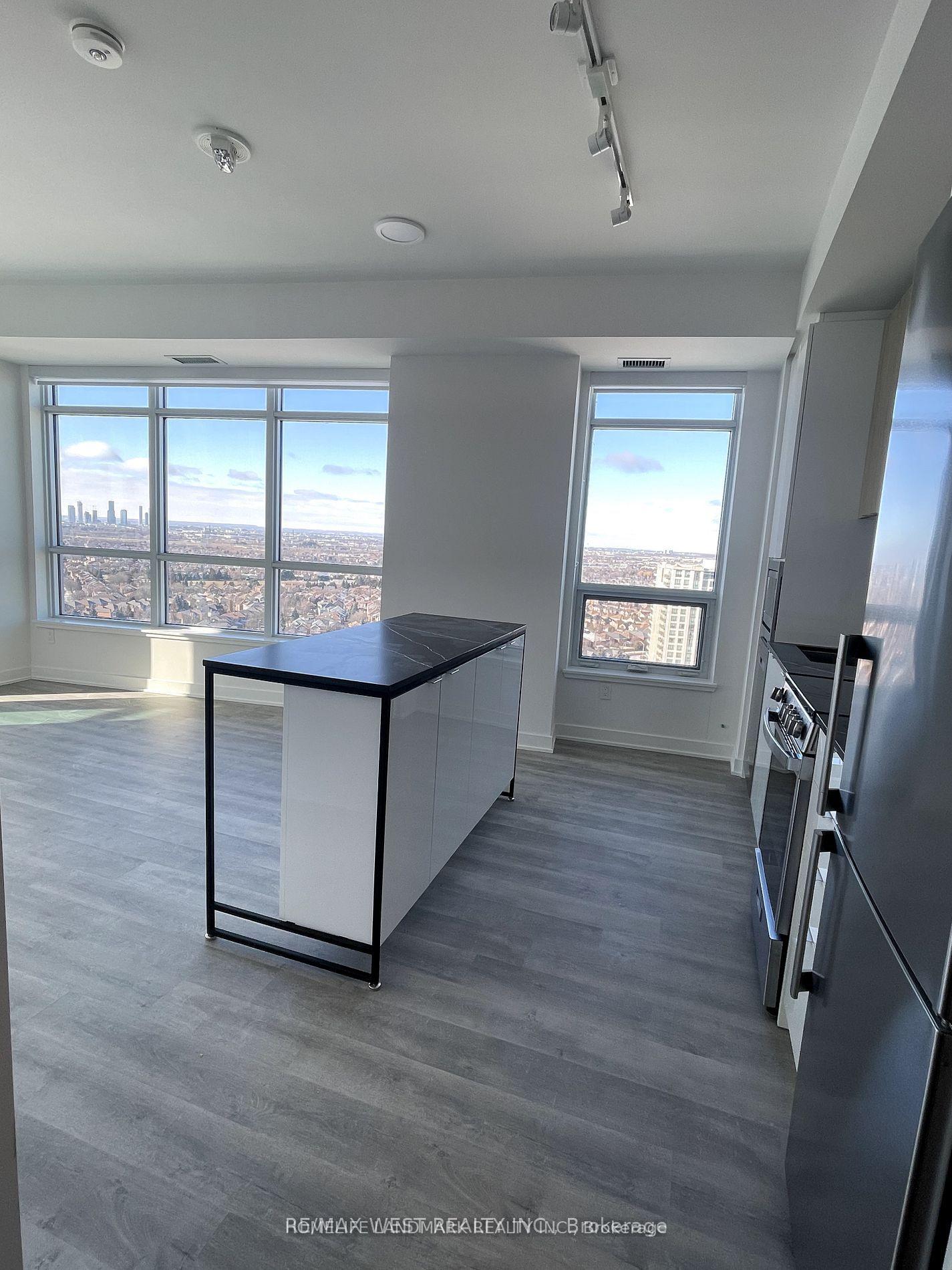 Photo 5 of 30 Upper Mall Way, Vaughan, Brownridge — HOMEH