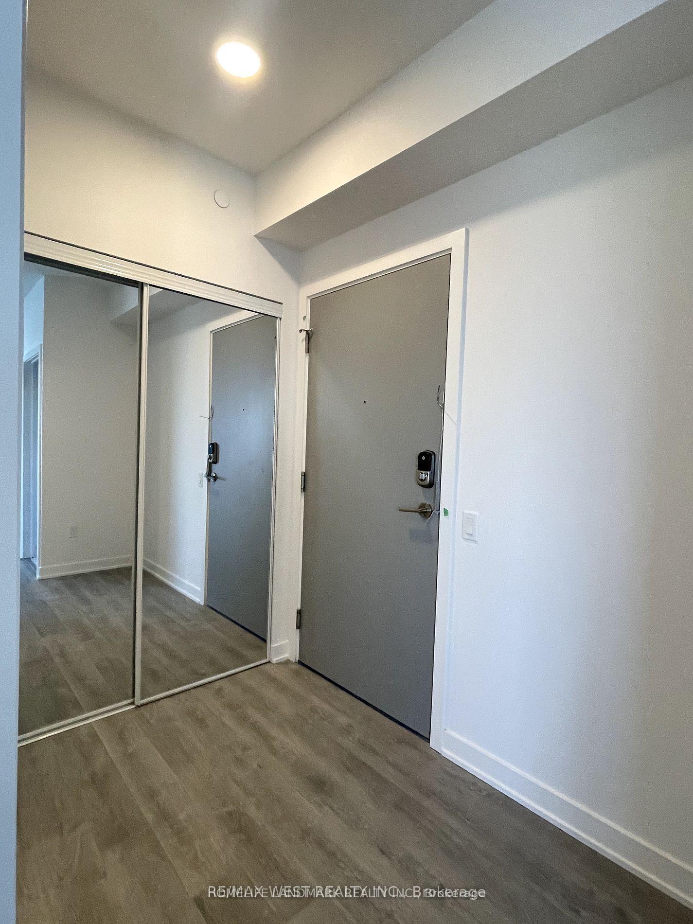 Photo 8 of 30 Upper Mall Way, Vaughan, Brownridge — HOMEH