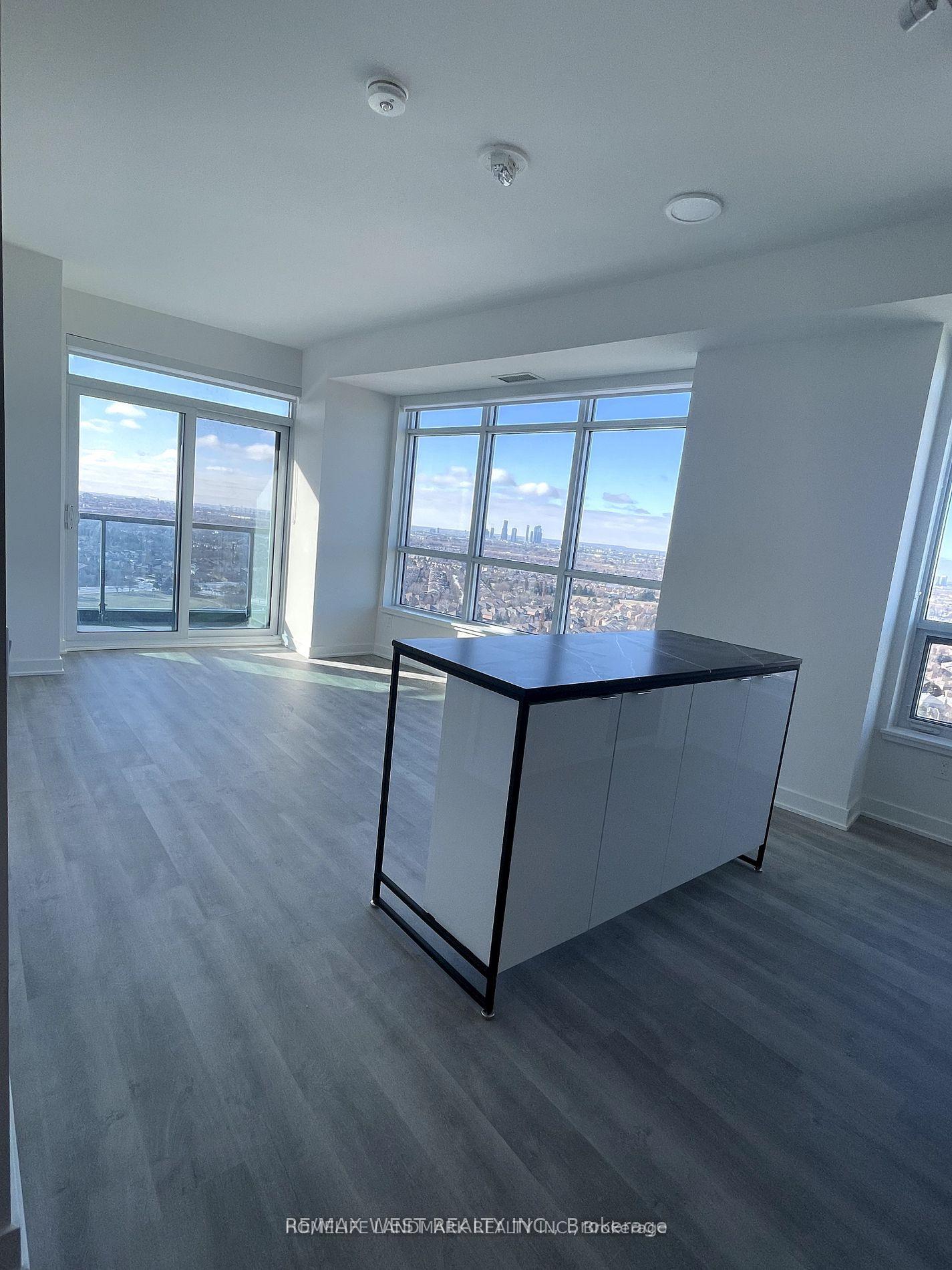 Photo 9 of 30 Upper Mall Way, Vaughan, Brownridge — HOMEH