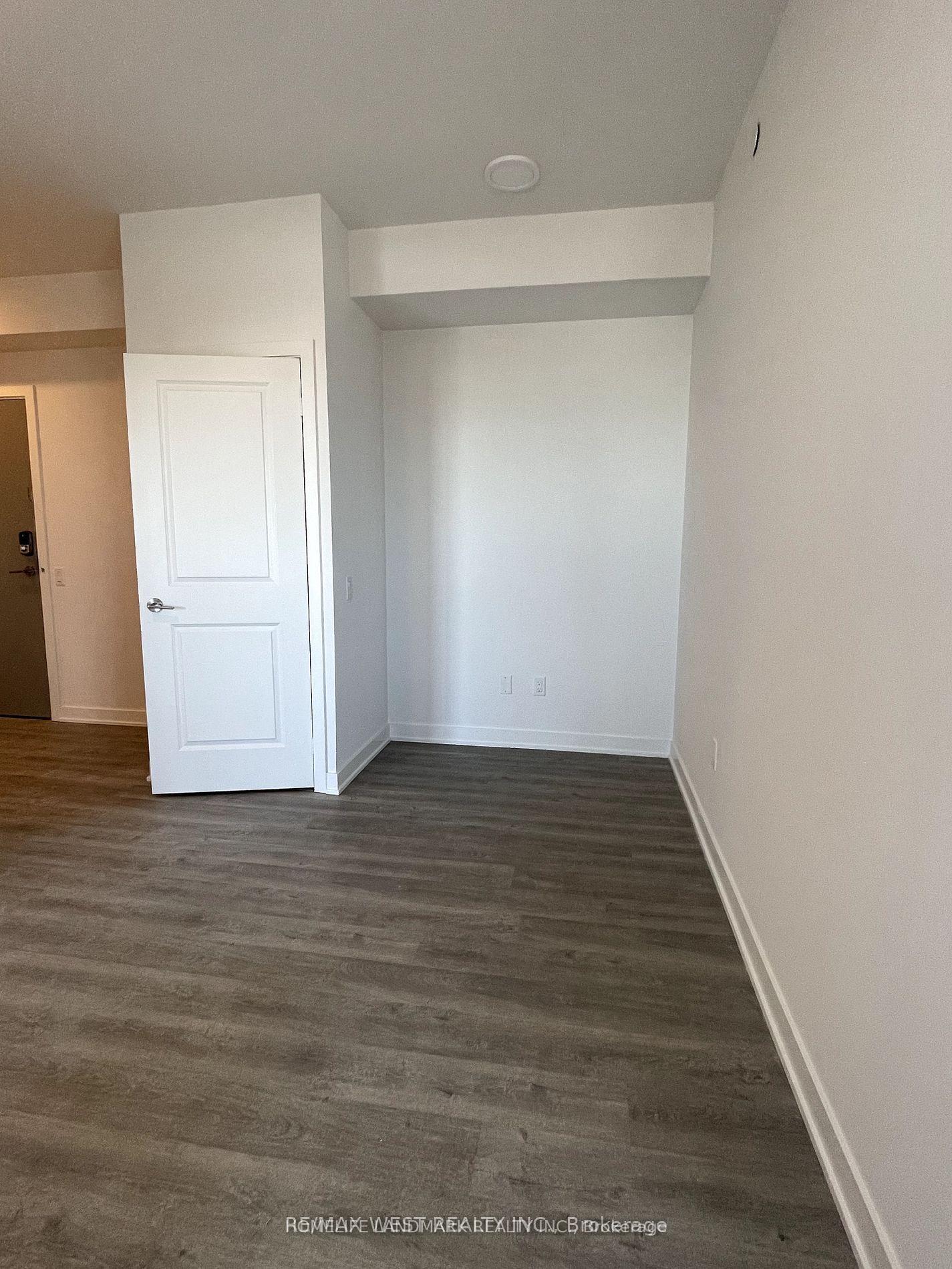 Photo 10 of 30 Upper Mall Way, Vaughan, Brownridge — HOMEH