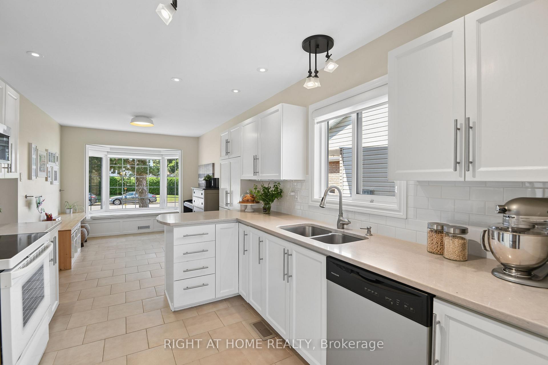 Photo 14 of 1777 Tache Way, Ottawa, Fallingbrook/Pineridge — HOMEH