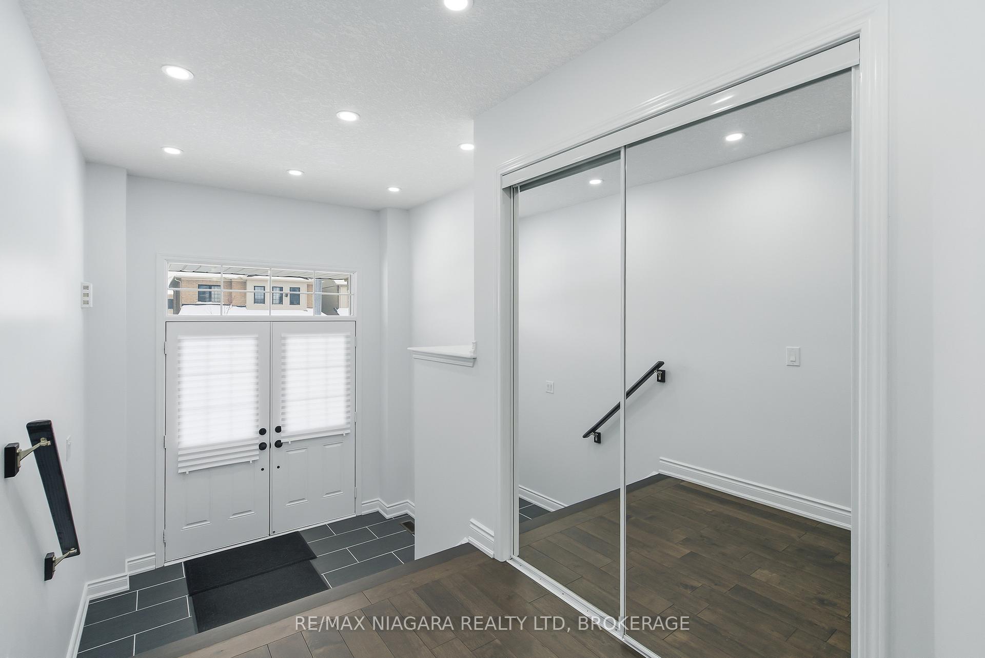 Photo 3 of 8139 Buckeye Crescent, Niagara Falls, Brown — HOMEH