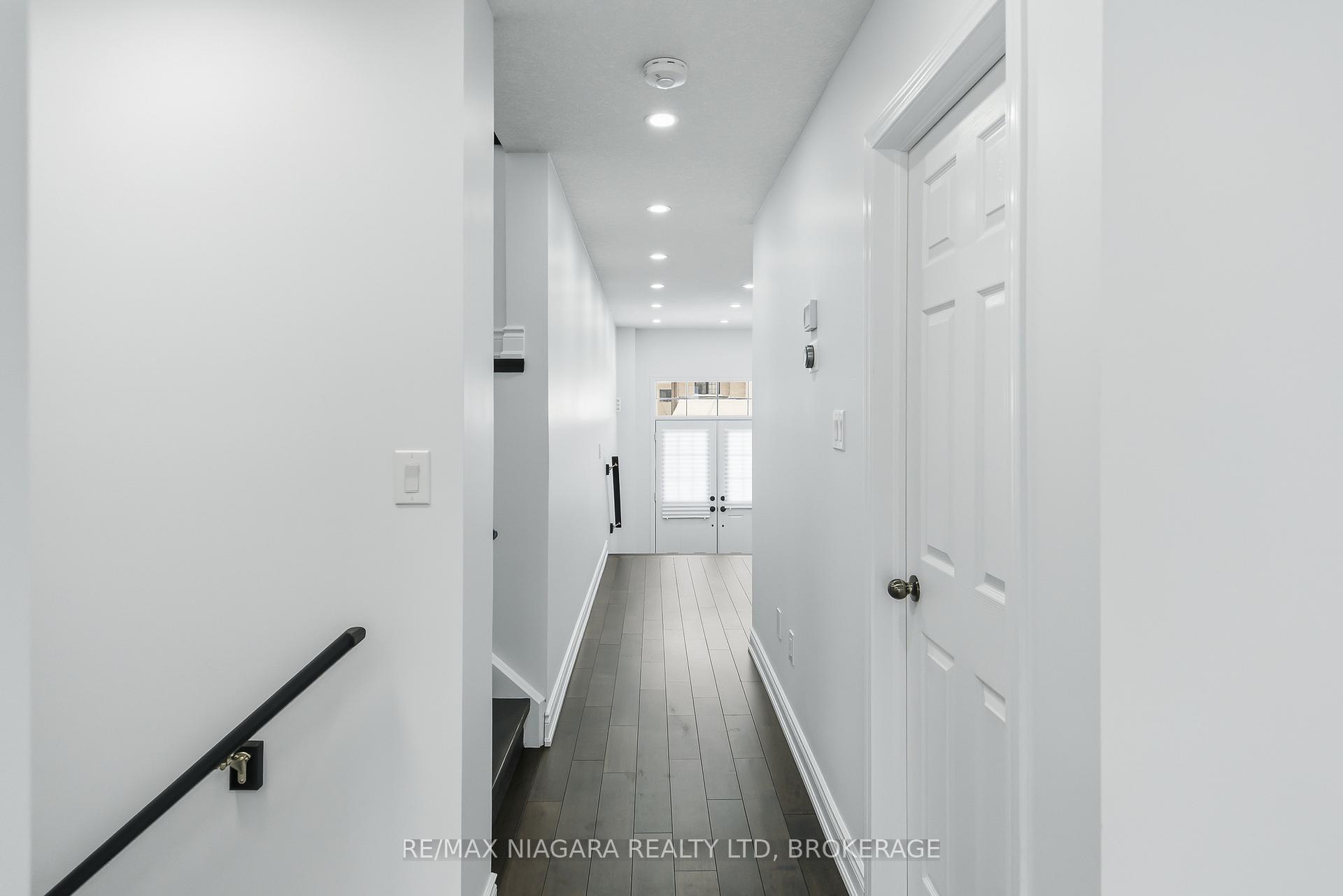 Photo 5 of 8139 Buckeye Crescent, Niagara Falls, Brown — HOMEH