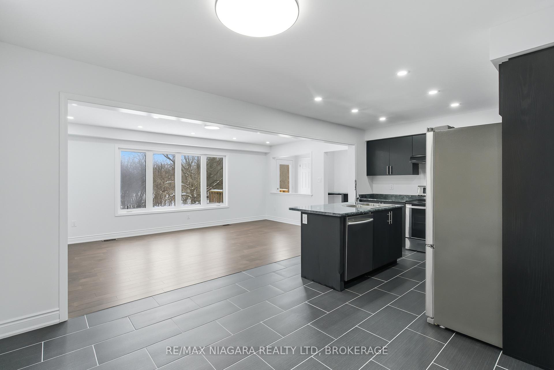 Photo 6 of 8139 Buckeye Crescent, Niagara Falls, Brown — HOMEH