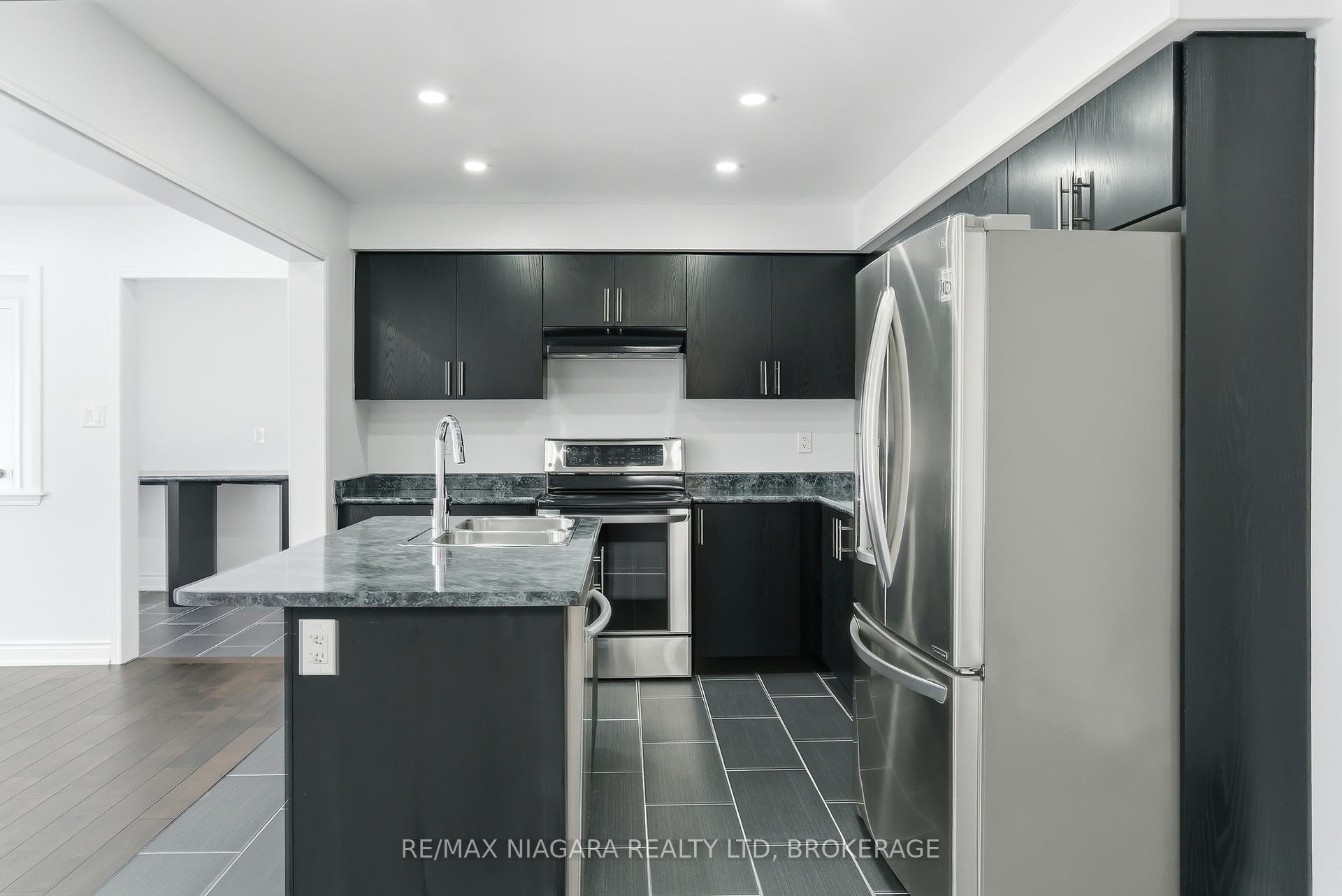 Photo 8 of 8139 Buckeye Crescent, Niagara Falls, Brown — HOMEH