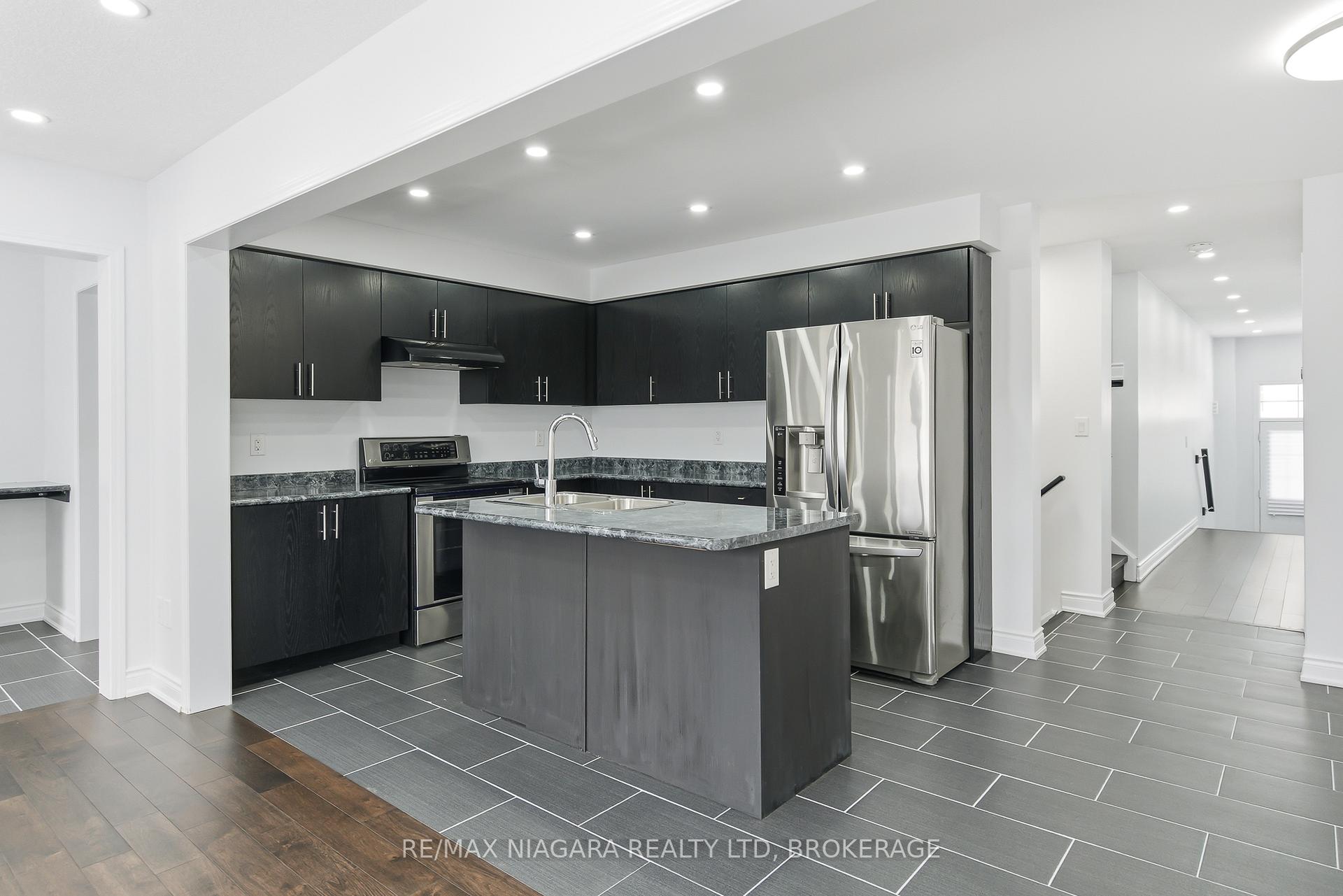 Photo 9 of 8139 Buckeye Crescent, Niagara Falls, Brown — HOMEH