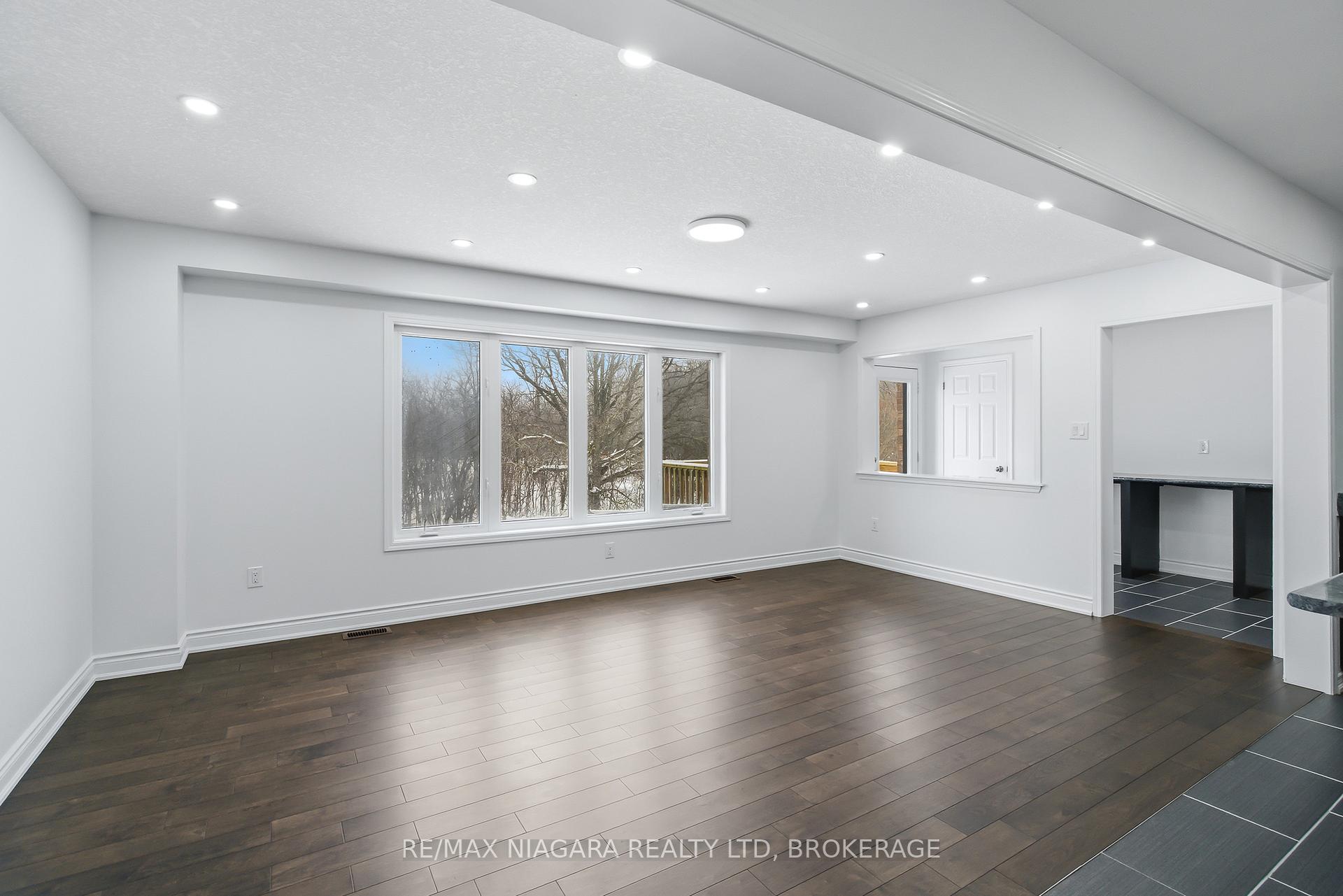 Photo 10 of 8139 Buckeye Crescent, Niagara Falls, Brown — HOMEH