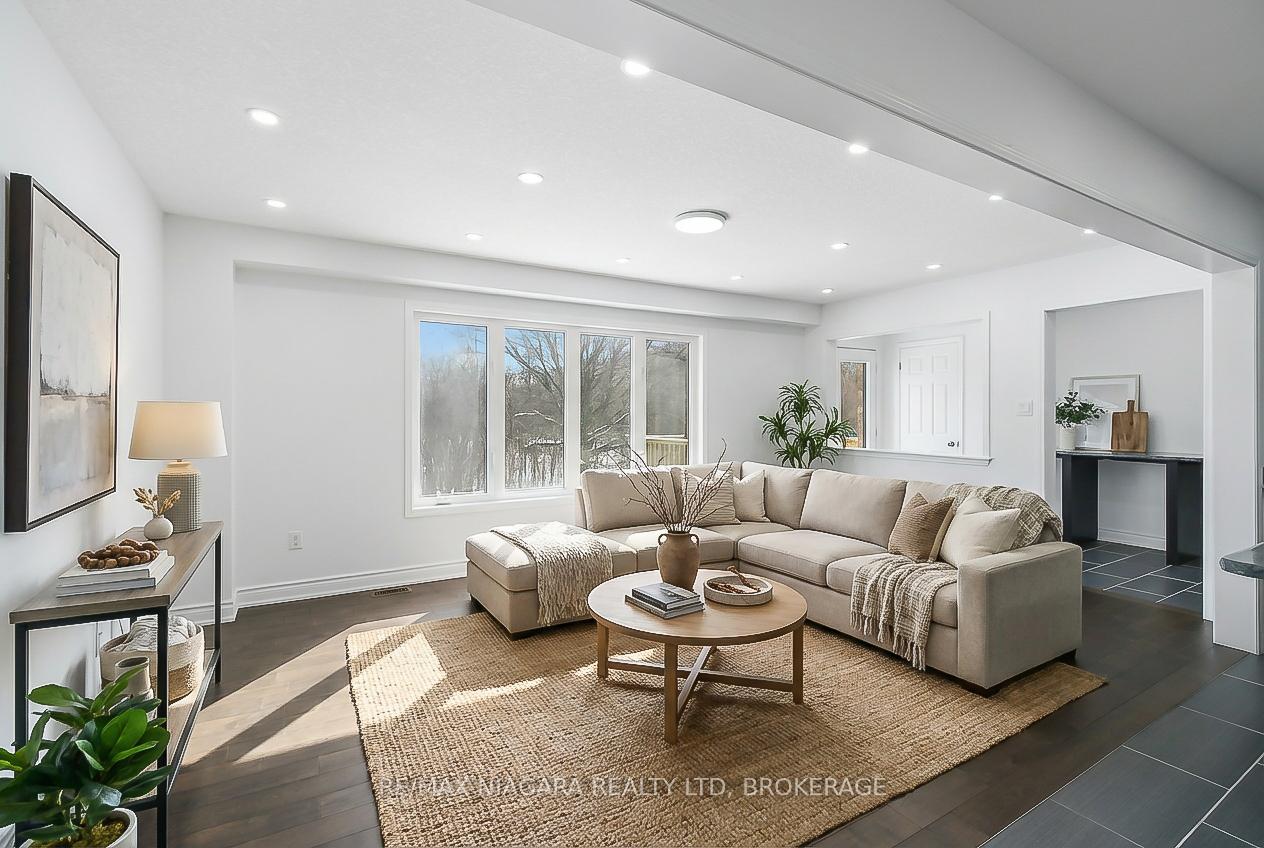 Photo 11 of 8139 Buckeye Crescent, Niagara Falls, Brown — HOMEH