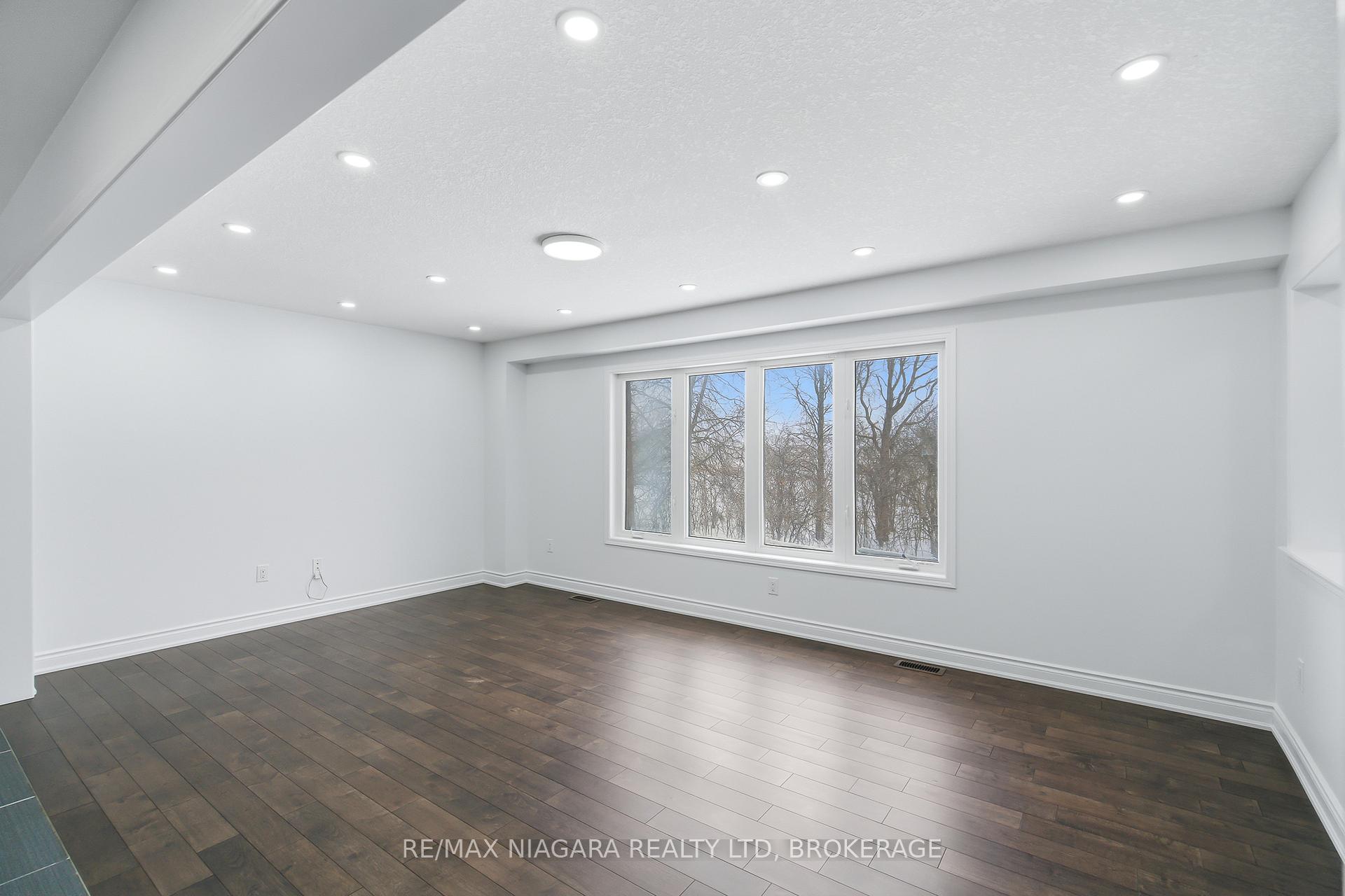 Photo 12 of 8139 Buckeye Crescent, Niagara Falls, Brown — HOMEH