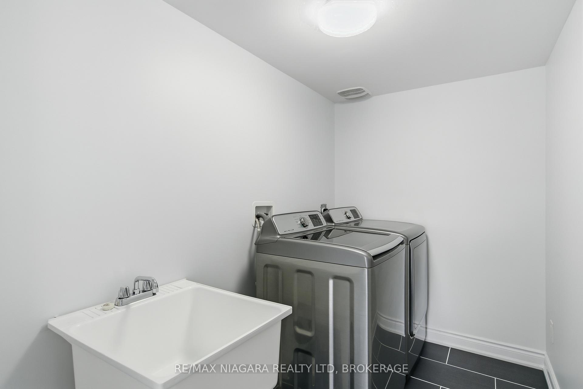 Photo 15 of 8139 Buckeye Crescent, Niagara Falls, Brown — HOMEH